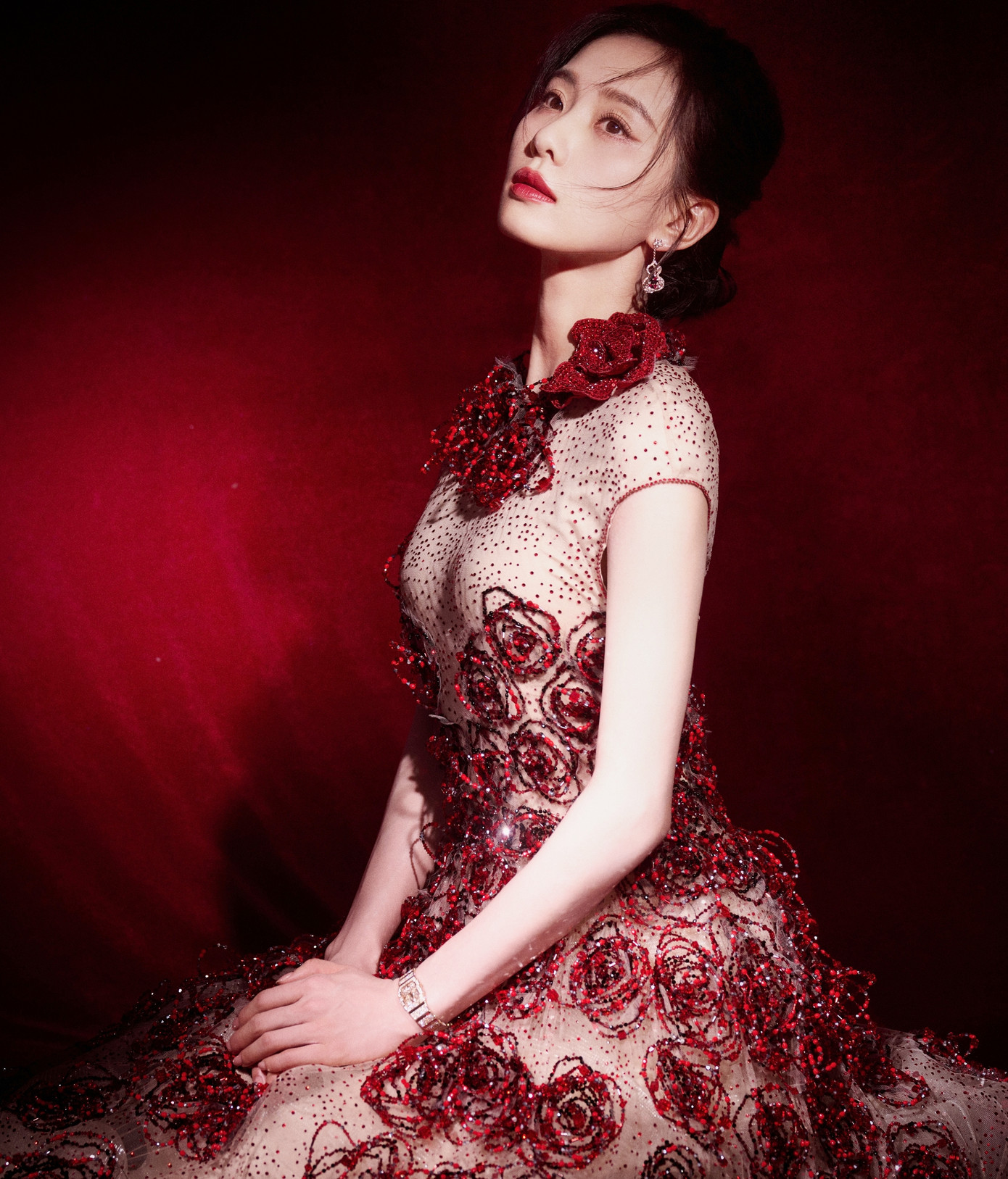 Lưu Thi Thi đang gây sốt với tác phẩm Nhất niệm quan sơn, tác phẩm truyền hình đánh dấu sự trở lại với mảng cổ trang của cô sau 6 năm. Xuất hiện trên thảm đỏ, Lưu Thi Thi mặc Haute Couture của thương hiệu Armani Prive phù hợp với khí chất thanh lịch, nhã nhặn của cô. Lưu Thi Thi đang gây sốt với tác phẩm Nhất niệm quan sơn, tác phẩm truyền hình đánh dấu sự trở lại với mảng cổ trang của cô sau 6 năm. Xuất hiện trên thảm đỏ, Lưu Thi Thi mặc Haute Couture của thương hiệu Armani Prive phù hợp với khí chất thanh lịch, nhã nhặn của cô.