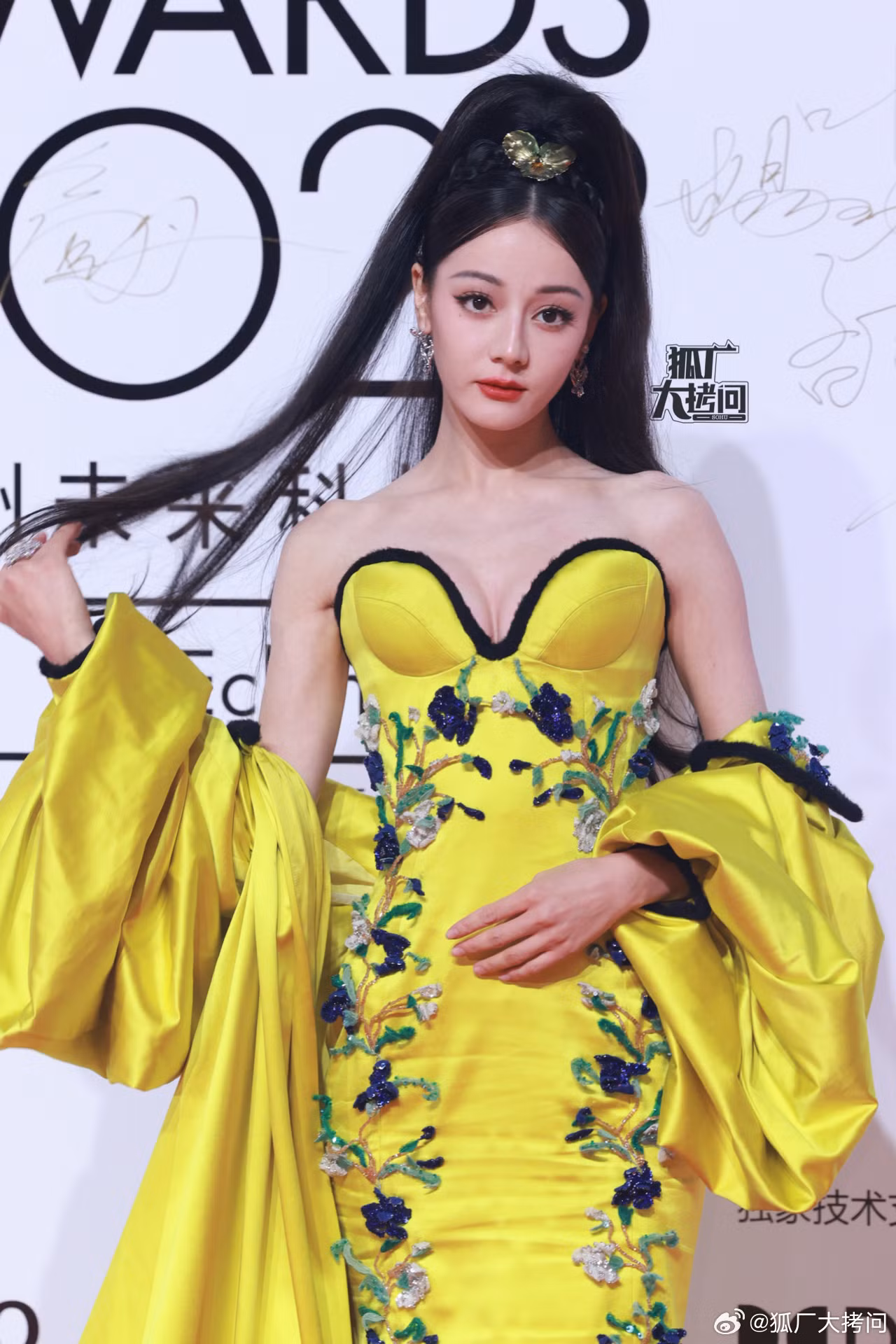 Trong đó, được chú ý nhất là mỹ nhân Tân Cương Địch Lệ Nhiệt Ba, bởi cô vốn được đánh giá là ngôi sao có thời trang thảm đỏ đẹp mắt, cuốn hút với phong cách đa dạng. Tuy nhiên, trong sự kiện lần này, Địch Lệ Nhiệt Ba mặc trang phục của nhãn hàng Miss Sohee, bị đánh giá là không phù hợp với khí chất, độ tuổi của cô, khiến Địch Lệ Nhiệt Ba già hơn, màu mè. Ngoài ra, công chúng cho rằng Địch Lệ Nhiệt Ba muốn bắt chước đàn chị Phạm Băng Băng từng mặc "long bào" nhưng hiệu quả kém. Trước đó, Địch Lệ Nhiệt Ba cũng không ít lần bị nhận xét là học hỏi theo phong cách đàn chị.