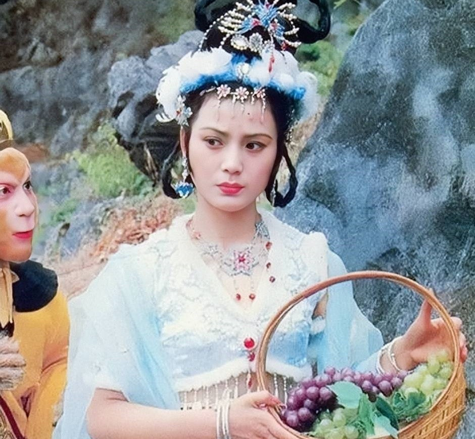 Khán giả cho rằng Tôn Ngộ Không tôn trọng Thiết Phiến công chúa hơn vì bà là vợ cả của Ngưu Ma Vương. Khán giả cho rằng Tôn Ngộ Không tôn trọng Thiết Phiến công chúa hơn vì bà là vợ cả của Ngưu Ma Vương.