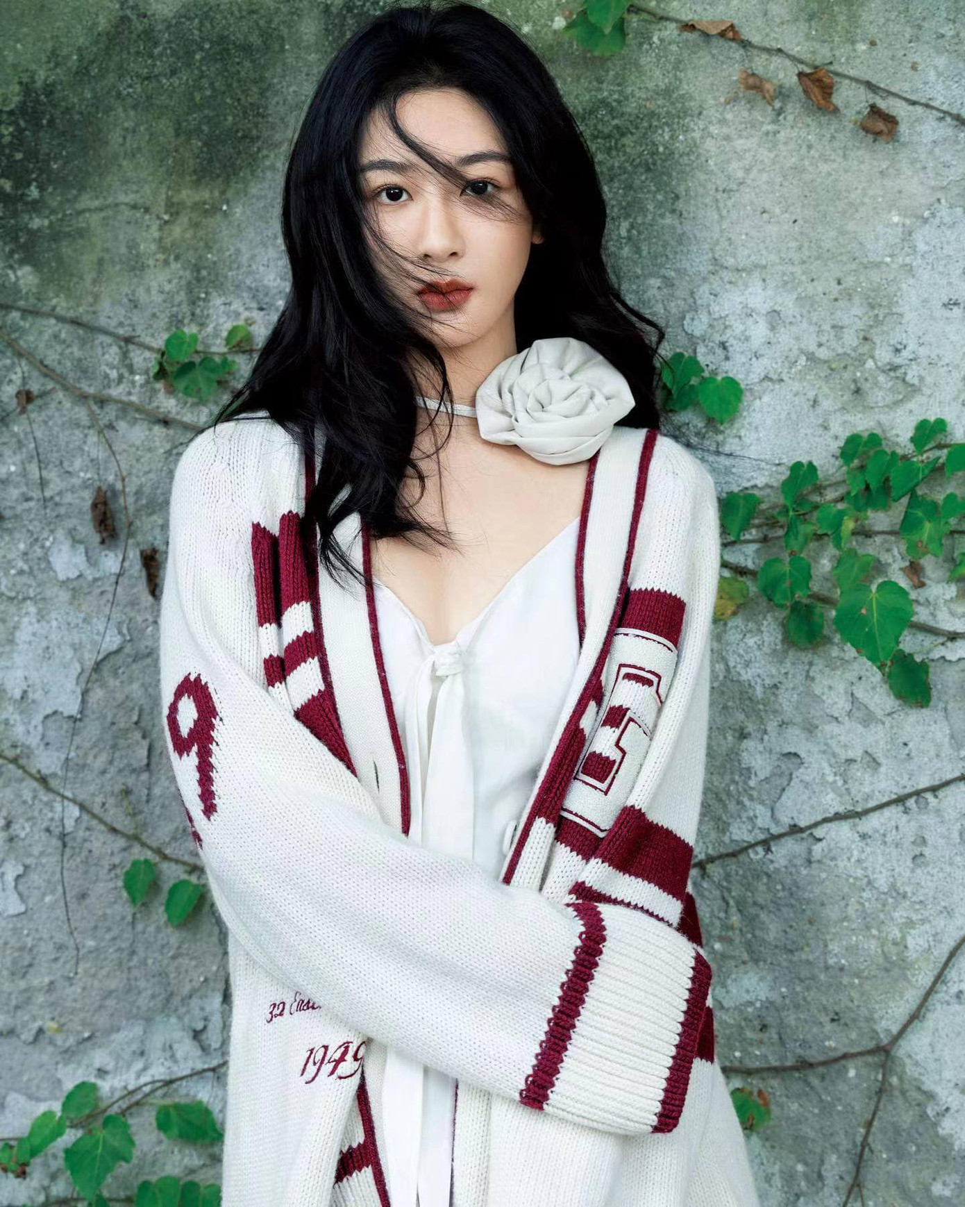 Tuy nhiên, ở thời điểm hiện tại, Dương Tử có sự "lột xác" ngoạn mục khi giảm cân, đồng thời tìm được phong cách phù hợp với mình. Nữ diễn viên không còn "cố chấp" chọn những chiếc váy khoe vai trần, màu sắc sặc sỡ, sến súa, phong cách công chúa mộng mơ như xưa. Cô được stylist tư vấn chọn kiểu trang phục đơn giản, màu sắc trung tính nhưng tôn da, tôn dáng. Bên cạnh đó, Dương Tử cũng tạo kiểu tóc mới, để lộ vầng trán thông minh thay vì để mái bằng, thay đổi này giúp gương mặt của cô trở nên nhẹ nhàng, thanh thoát hơn.