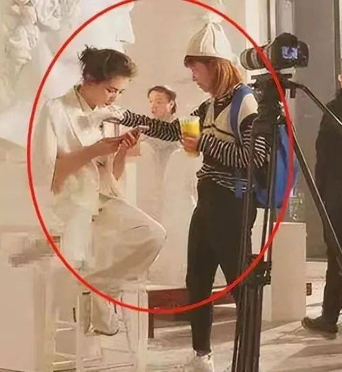 Dương Siêu Việt đưa khăn lau mũi cho trợ lý, Lưu Đào nhổ nước vào tay nhân viên.