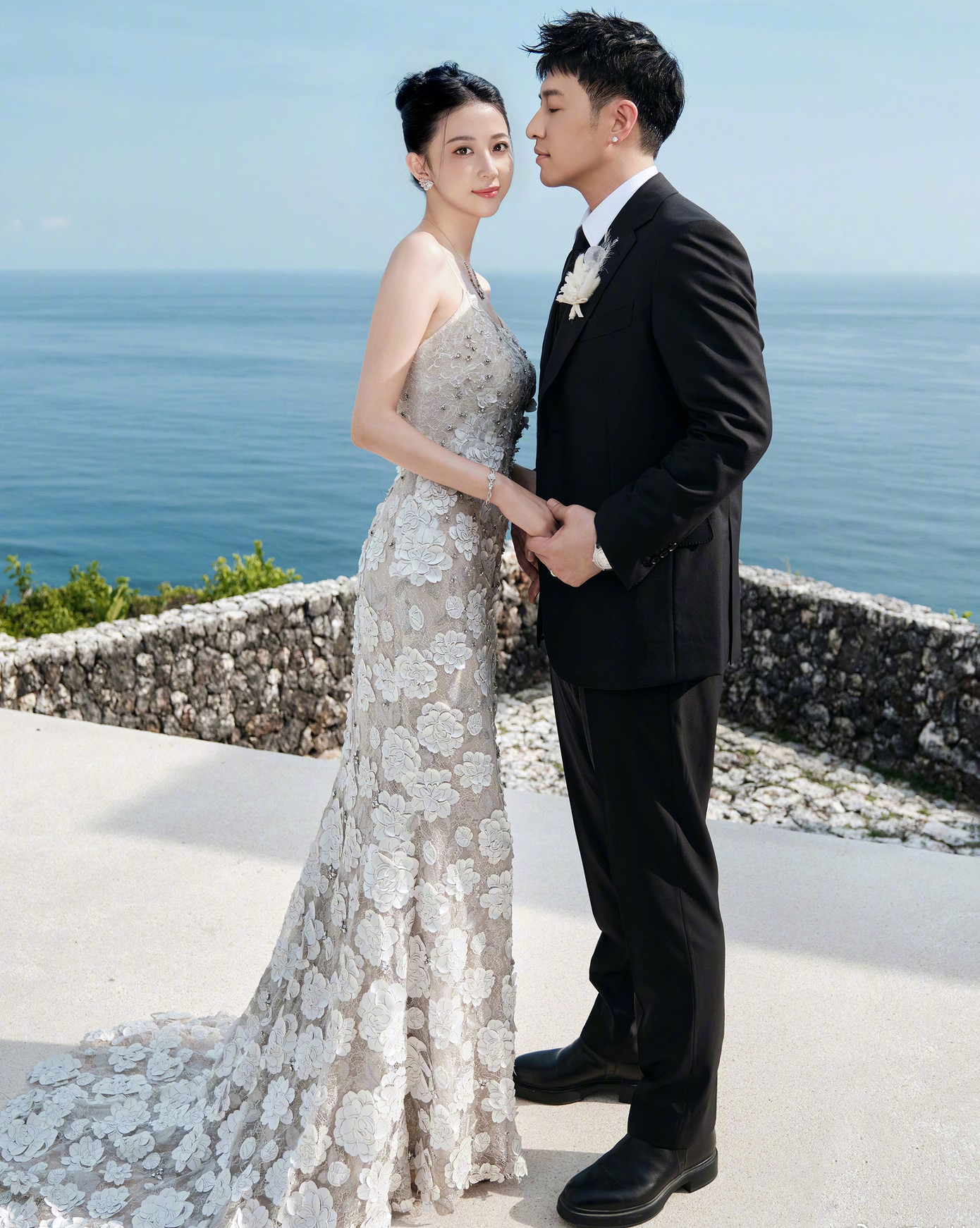 Dù cuộc sống tân hôn gặp nhiều sóng gió, tình cảm của Phan Vỹ Bá và vợ vẫn ngọt ngào, bền chặt. Dù cuộc sống tân hôn gặp nhiều sóng gió, tình cảm của Phan Vỹ Bá và vợ vẫn ngọt ngào, bền chặt.