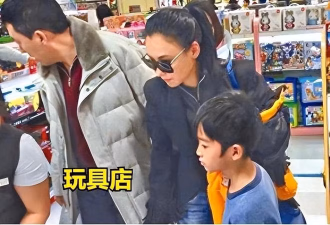 Trương Bá Chi từng có thời gian hẹn hò doanh nhân Tôn Đông Hải - bạn của cha chồng Tạ Hiền.