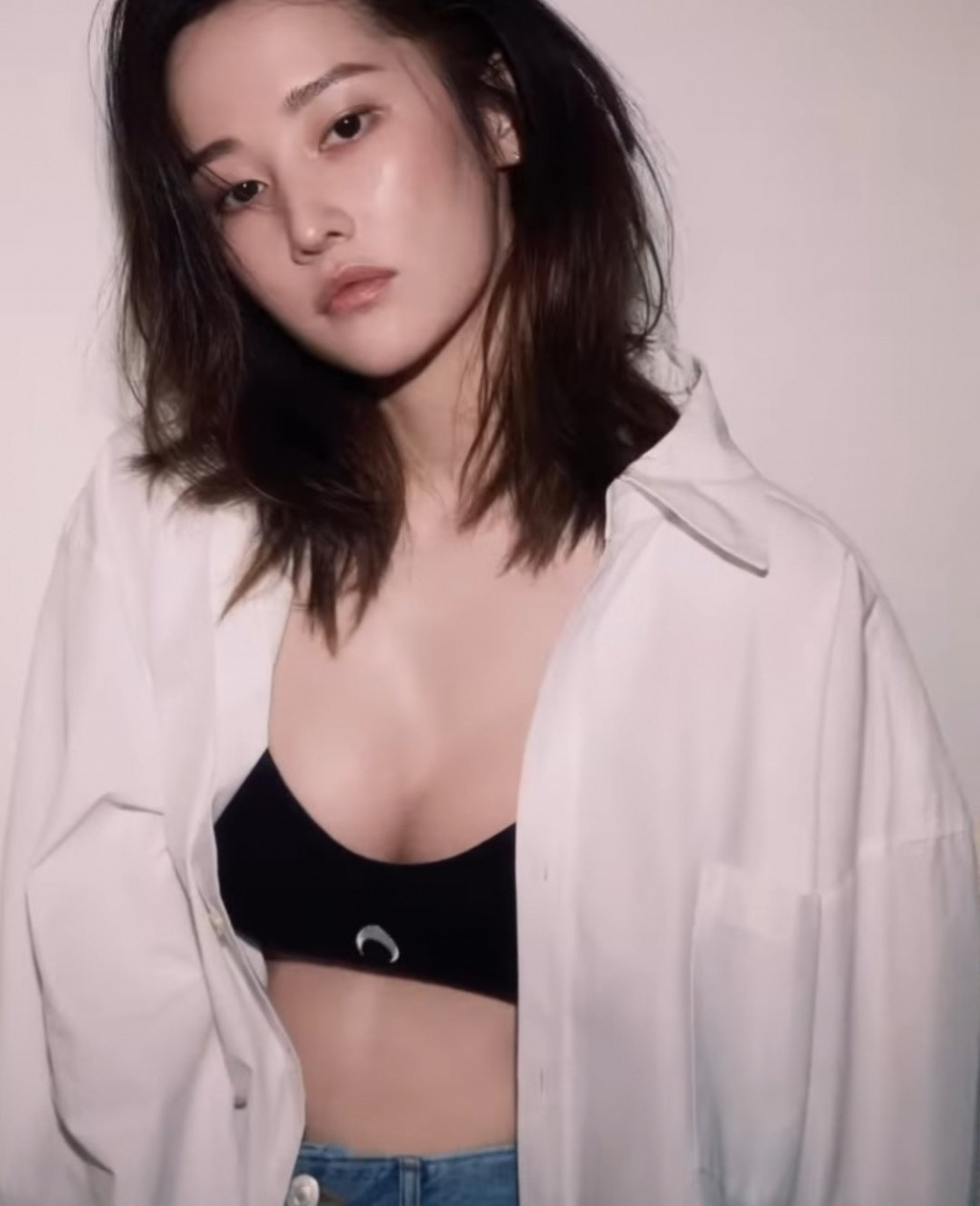 Sang tác phẩm thứ 2 - The Call, Jeon Jong Seo chỉ đóng vai phụ nhưng gây ấn tượng mạnh với màn biến đổi tâm lý đa dạng khi vào vai phù thủy Oh Young Sook. Lúc đầu, nhân vật này là nạn nhân, bị ảnh hưởng bởi người mẹ cuồng tín, nhưng sau đó, Young Sook dần bộc lộ bộ mặt đáng sợ của kẻ sát nhân khát máu. Diễn xuất của Jeon Jong Seo khi thủ vai một nhân vật với tính cách chống đối xã hội xuất sắc tới mức lấn át cả nữ chính Park Shin Hye. Sang tác phẩm thứ 2 - The Call, Jeon Jong Seo chỉ đóng vai phụ nhưng gây ấn tượng mạnh với màn biến đổi tâm lý đa dạng khi vào vai phù thủy Oh Young Sook. Lúc đầu, nhân vật này là nạn nhân, bị ảnh hưởng bởi người mẹ cuồng tín, nhưng sau đó, Young Sook dần bộc lộ bộ mặt đáng sợ của kẻ sát nhân khát máu. Diễn xuất của Jeon Jong Seo khi thủ vai một nhân vật với tính cách chống đối xã hội xuất sắc tới mức lấn át cả nữ chính Park Shin Hye.