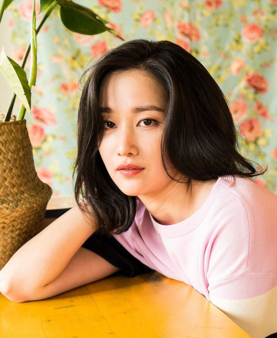 Nữ diễn viên được mệnh danh là "quái nữ" không chỉ bởi việc lựa chọn vai diễn cá tính, đặc biệt. Ngoài đời, cô cũng có tính cách dứt khoát, quyết liệt. Jeon Jong Seo sinh ra tại Hàn Quốc nhưng di cư sang Canada từ nhỏ. Năm 15 tuổi, nữ nghệ sĩ trở về Hàn Quốc để hoàn thành chương trình trung học tại Trường Trung học Nghệ thuật Anyang danh tiếng. Sau đó, cô thi vào khoa điện ảnh Đại học Sejong, nhưng bỏ dở vì cảm thấy chương trình học không có những nội dung mà cô muốn tìm hiểu. Jeon Jong Seo quyết định tự rèn luyện diễn xuất thông qua các dự án phim. Nữ diễn viên được mệnh danh là "quái nữ" không chỉ bởi việc lựa chọn vai diễn cá tính, đặc biệt. Ngoài đời, cô cũng có tính cách dứt khoát, quyết liệt. Jeon Jong Seo sinh ra tại Hàn Quốc nhưng di cư sang Canada từ nhỏ. Năm 15 tuổi, nữ nghệ sĩ trở về Hàn Quốc để hoàn thành chương trình trung học tại Trường Trung học Nghệ thuật Anyang danh tiếng. Sau đó, cô thi vào khoa điện ảnh Đại học Sejong, nhưng bỏ dở vì cảm thấy chương trình học không có những nội dung mà cô muốn tìm hiểu. Jeon Jong Seo quyết định tự rèn luyện diễn xuất thông qua các dự án phim.