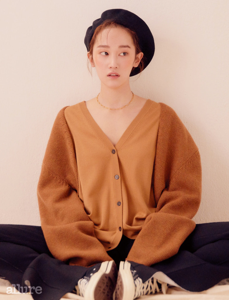 Jeon Jong Seo sinh năm 1994, bắt đầu sự nghiệp diễn xuất khá muộn nhưng có những bước tiến nhanh chóng, vững chắc. Trong bộ phim điện ảnh đầu tay Burning (2018), Jeon Jong Seo đã đánh bại hơn 2.000 nữ diễn viên để nhận được vai Shim Hae Mi đầy tinh thần tự do, phóng khoáng nhưng cũng rất bí ẩn. Jeon Jong Seo sinh năm 1994, bắt đầu sự nghiệp diễn xuất khá muộn nhưng có những bước tiến nhanh chóng, vững chắc. Trong bộ phim điện ảnh đầu tay Burning (2018), Jeon Jong Seo đã đánh bại hơn 2.000 nữ diễn viên để nhận được vai Shim Hae Mi đầy tinh thần tự do, phóng khoáng nhưng cũng rất bí ẩn.