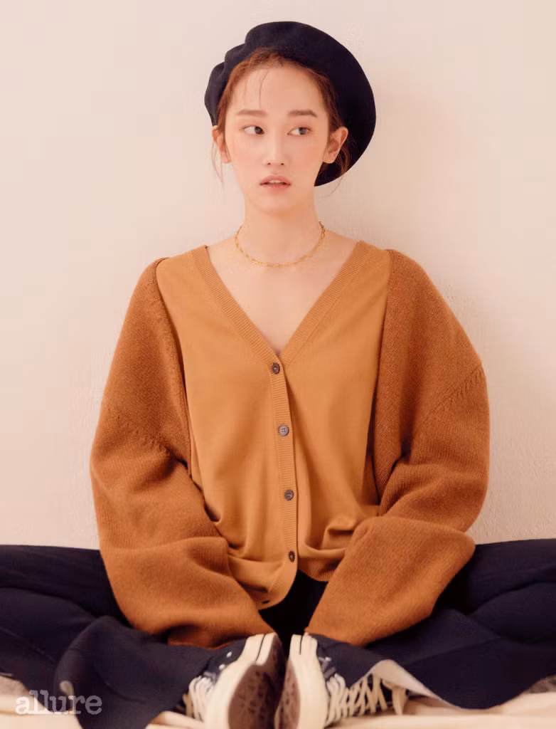 Jeon Jong Seo sinh năm 1994, bắt đầu sự nghiệp diễn xuất khá muộn nhưng có những bước tiến nhanh chóng, vững chắc. Trong bộ phim điện ảnh đầu tay Burning (2018), Jeon Jong Seo đã đánh bại hơn 2.000 nữ diễn viên để nhận được vai Shim Hae Mi đầy tinh thần tự do, phóng khoáng nhưng cũng rất bí ẩn.