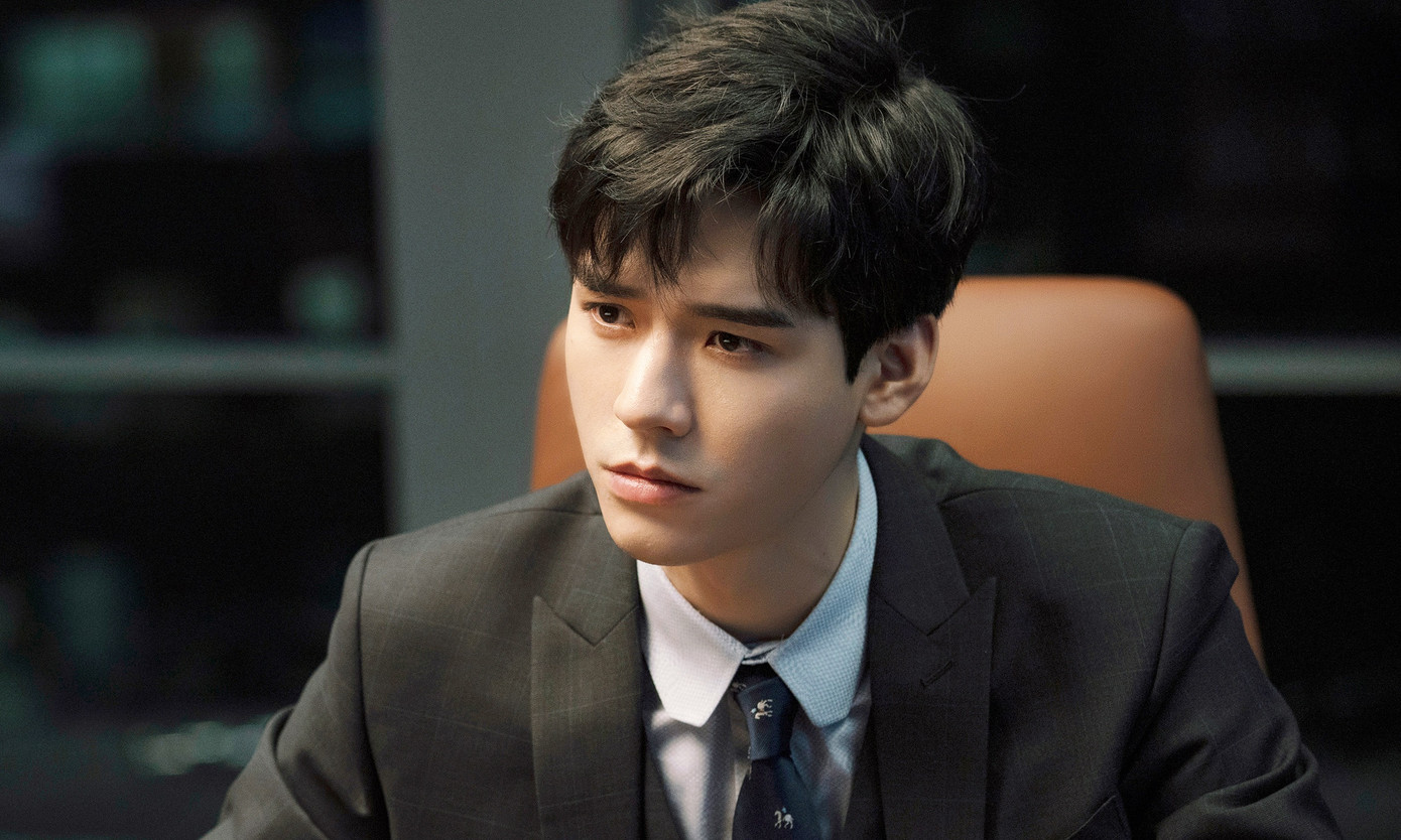 Cung Tuấn được đầu tư tạo hình sang trọng trong phim Tôi muốn đi ngược chiều gió, nhưng diễn xuất của anh vẫn không có tiến bộ.