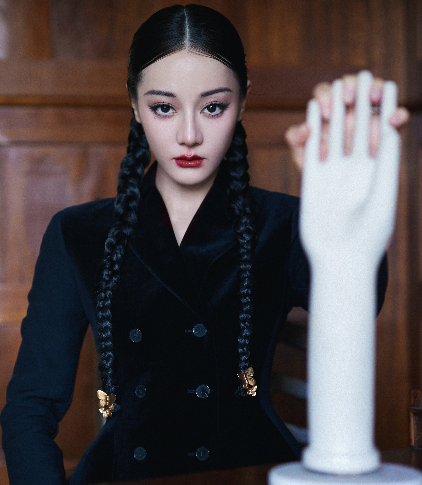 Chính vì những tranh luận này, tạo hình thảm đỏ Thịnh điển Vogue của Địch Lệ Nhiệt Ba bị đánh giá kém nổi bật hơn so với Cổ Lực Na Trát. Tuy nhiên, đây không phải lần đầu Địch Lệ Nhiệt Ba lựa chọn trang phục không phù hợp, trước đó, hồi tháng 11, hai minh tinh cùng tham gia sự kiện Thịnh điển Elle, Cổ Lực Na Trát cũng thu hút nhờ đầu tư vào tạo hình chỉn chu, phù hợp hơn.