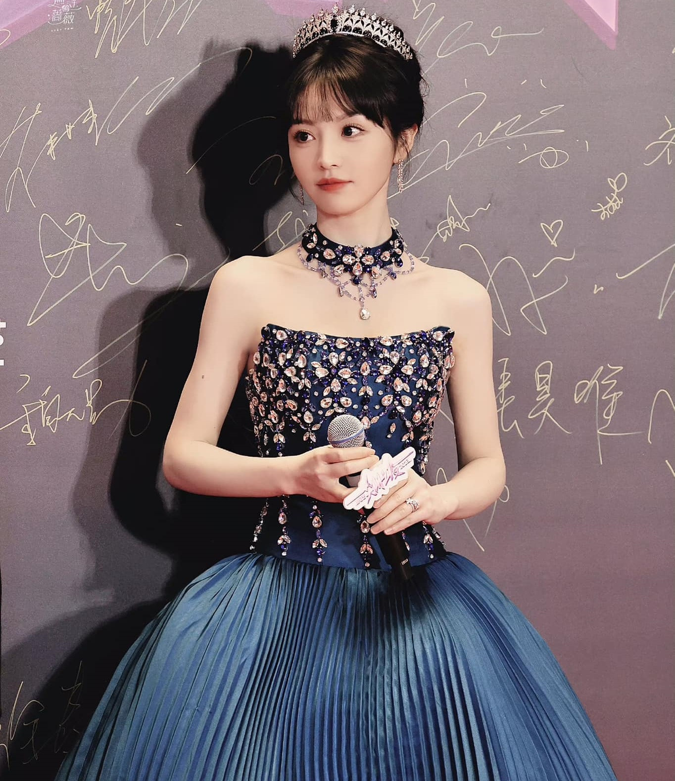 Theo QQ, trên mạng xã hội Weibo, nhiều khán giả dành lời khen tặng cho vóc dáng, khí chất và cả tham vọng nghề nghiệp của Điền Hi Vi. QQ đánh giá lứa tiểu hoa đán sinh sau năm 1995 nổi tiếng như Bạch Lộc, Ngu Thư Hân, Triệu Lộ Tư đều bị nhận xét là có ngoại hình kém nổi bật, thậm chí nằm trong danh sách &quot;phổ nữ&quot;. Trong khi đó, Điền Hi Vi luôn vào top mỹ nhân cùng thế hệ.