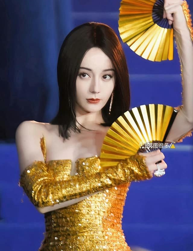 Tuy nhiên, QQ nhận xét Địch Lệ Nhiệt Ba không thành công trong lần thử nghiệm này. Bộ tóc giả, cách trang điểm đậm và màu váy vàng chóe khiến tổng thể tạo hình của Nhiệt Ba bị đánh giá là nặng nề. Phong cách này cũng làm nữ diễn viên trông già hơn, không tươi tắn trẻ trung như Cổ Lực Na Trát. Bên cạnh đó, Địch Lệ Nhiệt Ba còn gây tranh cãi vì nhiều khán giả so sánh các tạo hình trước đó của cô và khẳng định nữ diễn viên đã mặc quần độn mông để tạo vòng ba lớn khác biệt.