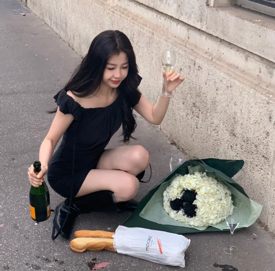 Ngu Thư Hân bị chê vì bắt trend mà đặt đồ ăn dưới đất, sau đó còn khẳng định bản vẫn đã ăn những chiếc bánh trên.