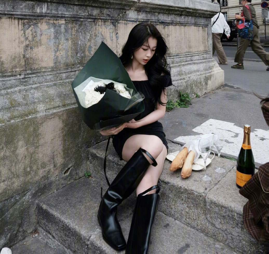 Ngu Thư Hân bị chê vì bắt trend mà đặt đồ ăn dưới đất, sau đó còn khẳng định bản vẫn đã ăn những chiếc bánh trên.