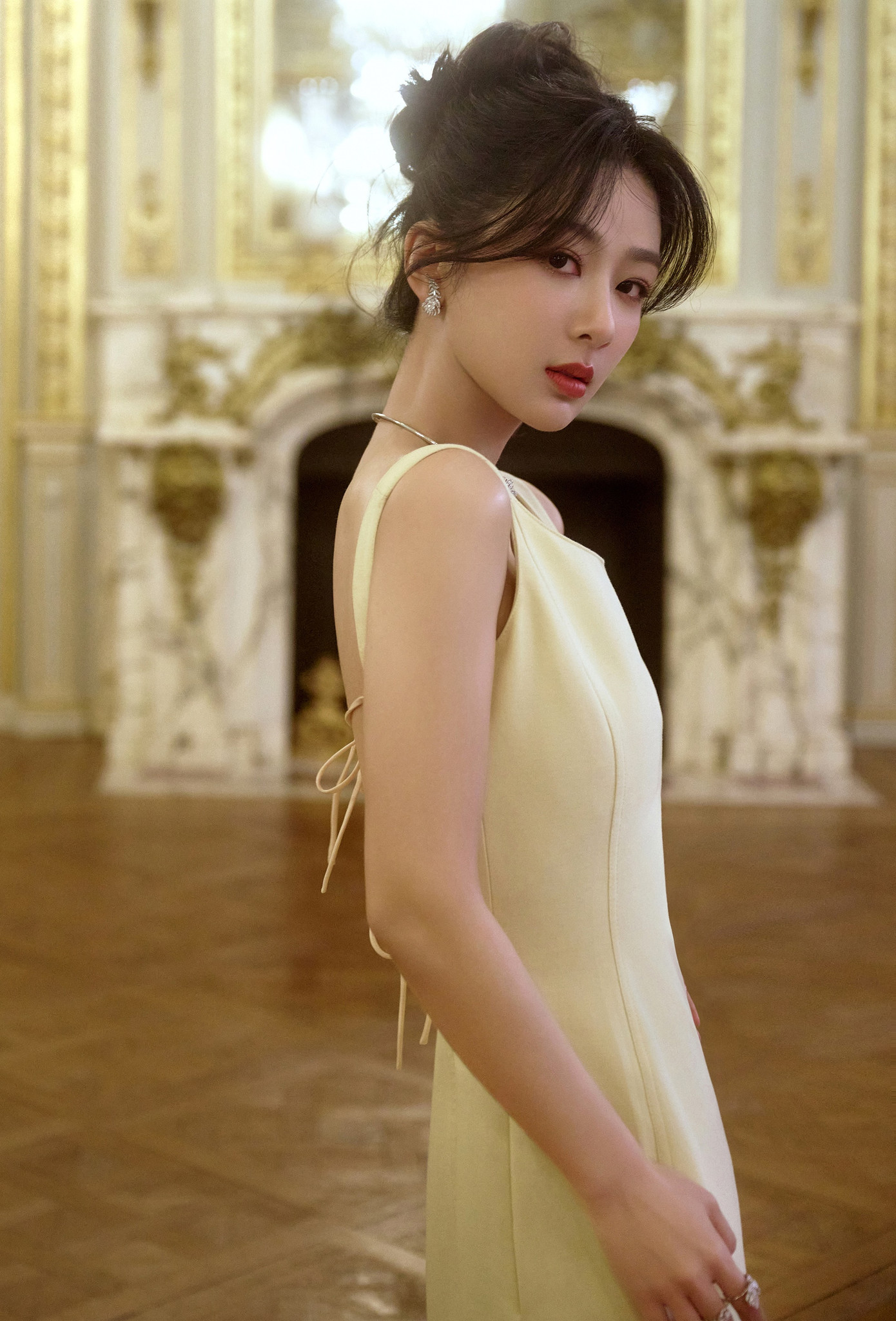 Bên cạnh đó, thời trang luôn là điểm yếu của Dương Tử. Theo Sina, dù là ngôi sao nhí, nổi tiếng từ nhỏ, được đánh giá là một trong tứ đại lưu lượng nữ (4 ngôi sao nữ nổi tiếng đông fan nhất Trung Quốc), nhưng tài nguyên thời trang của Dương Tử luôn kém hơn nhiều so với Dương Mịch, Triệu Lệ Dĩnh, Địch Lệ Nhiệt Ba.