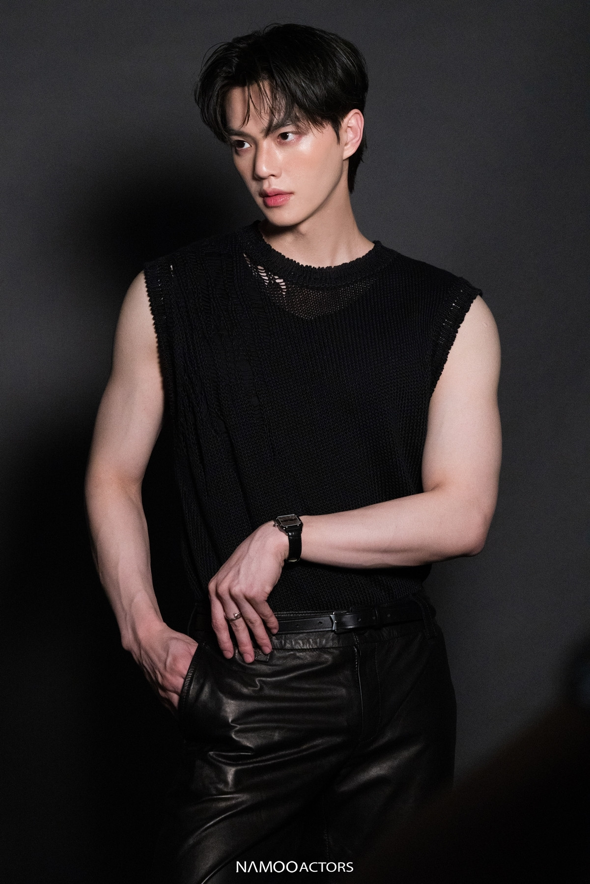 Mặt khác, Song Kang còn có tác phẩm Sweet Home 2 (Thế giới ma quái 2) vừa lên sóng. Nam diễn viên sẵn lòng quay cảnh khỏa thân để làm rõ hơn về hoàn cảnh, sự thay đổi của nhân vật. &quot;Tôi thực sự đã nỗ lực nhiều. Lòng bàn tay của tôi giờ ướt đẫm mồ hôi. Phần lưng của tôi lộ ra nên tôi đã phải tập luyện rất nhiều để đảm bảo rằng mình có cơ bắp. Đó là cảnh được quay sau nhiều lần cân nhắc kỹ càng với đạo diễn&quot; – nam diễn viên sinh năm 1994 cho biết.