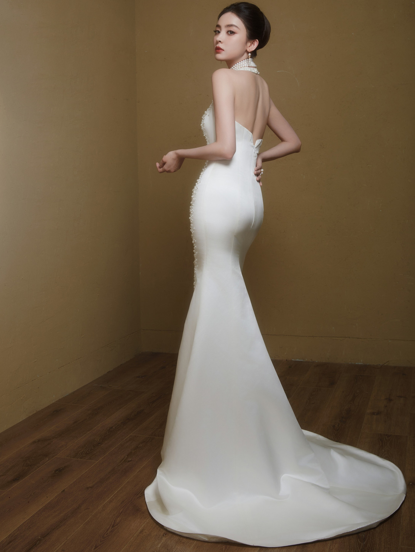 Nữ diễn viên sinh năm 1992 là gương mặt đại diện của nhiều thương hiệu lớn, thường xuyên trở thành gương mặt trang bìa của các tạp chí đắt giá. Cổ Lực Na Trát có sự nghiệp phim ảnh không suôn sẻ, song cô vẫn hoạt động tốt trong giới giải trí nhờ ngoại hình đẹp bậc nhất.