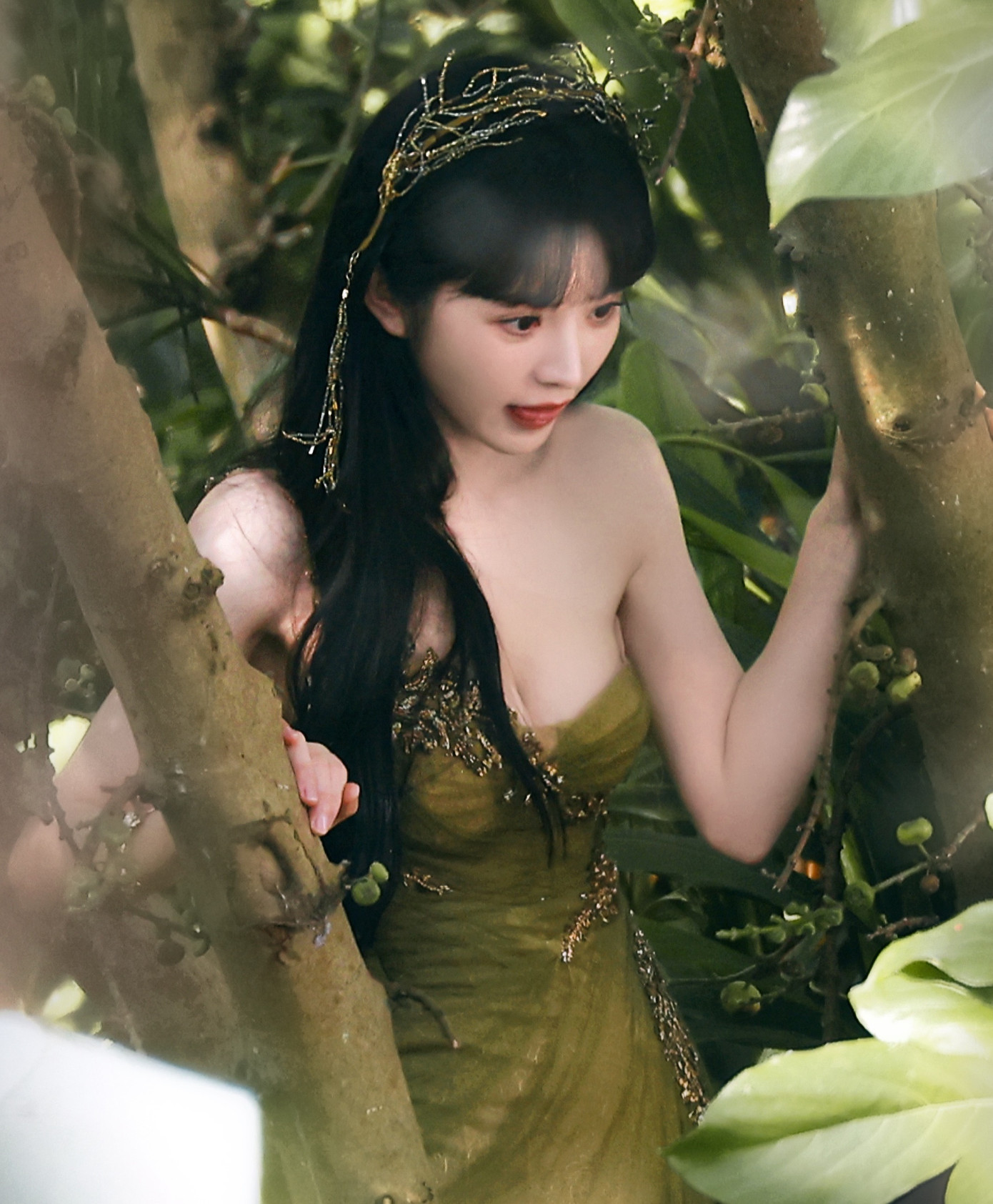 Trong sự kiện Scream Night ngày 26/11, Điền Hi Vi cùng lúc tỏa sáng trong trang phục công chúa và phong cách ngọt ngào được ví là &quot;tiểu tinh linh rừng xanh&quot;. QQ đánh giá mỗi lần Điền Hi Vi tham dự thảm đỏ đều gây ấn tượng tốt với công chúng, được đánh giá trở thành &quot;nữ hoàng thảm đỏ&quot; thế hệ mới.