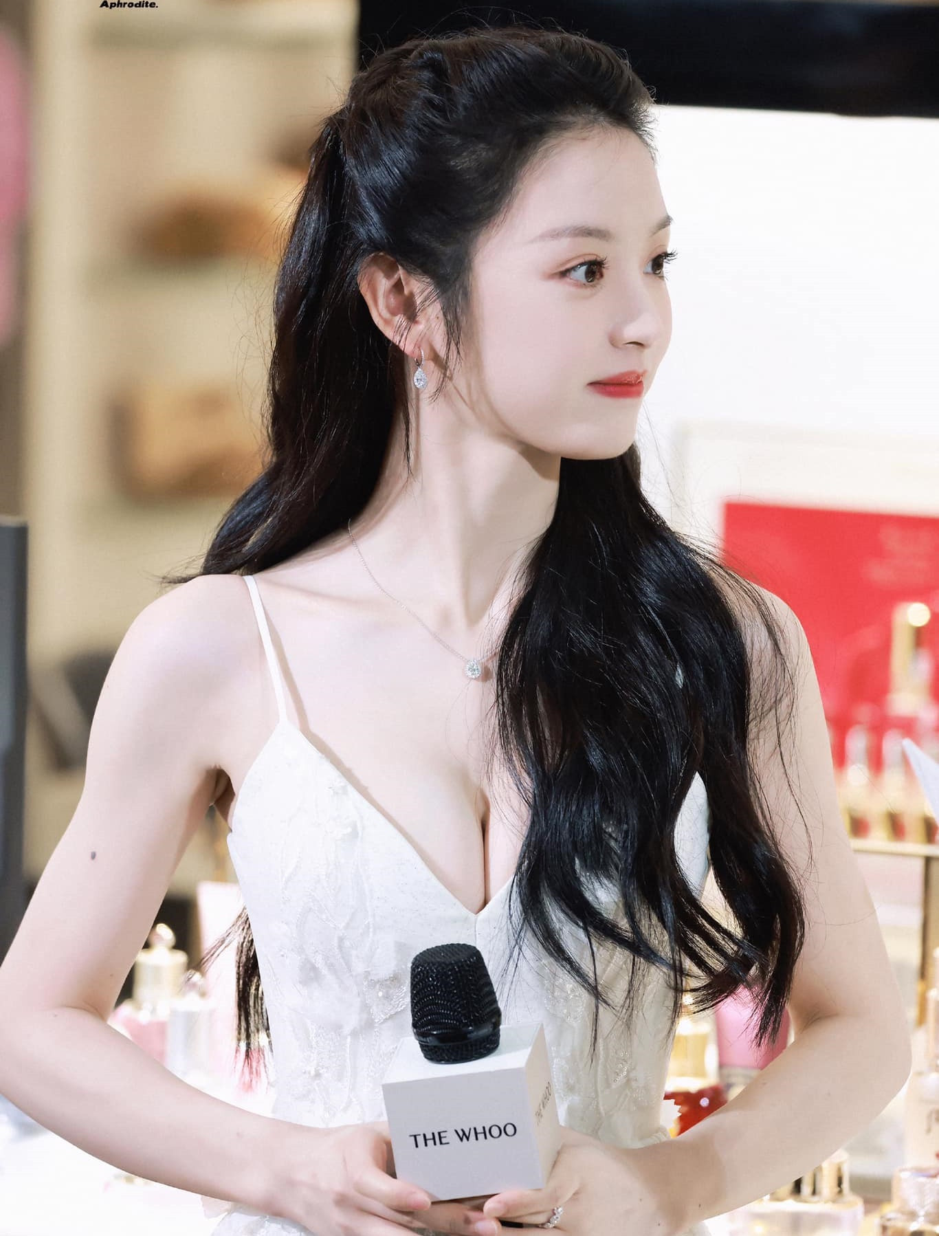 Bên cạnh đó, theo Sohu, Điền Hi Vi khi mặc gợi cảm có phong thái tự tin. Trước đó, Địch Lệ Nhiệt Ba bị MC Kim Tinh chê giả tạo khi mặc trang phục hở ngực nhưng thường che ngực. Theo Kim Tinh, nếu đã lựa chọn trang phục táo bạo thì không nên có hành động che chắn giống bị ép.