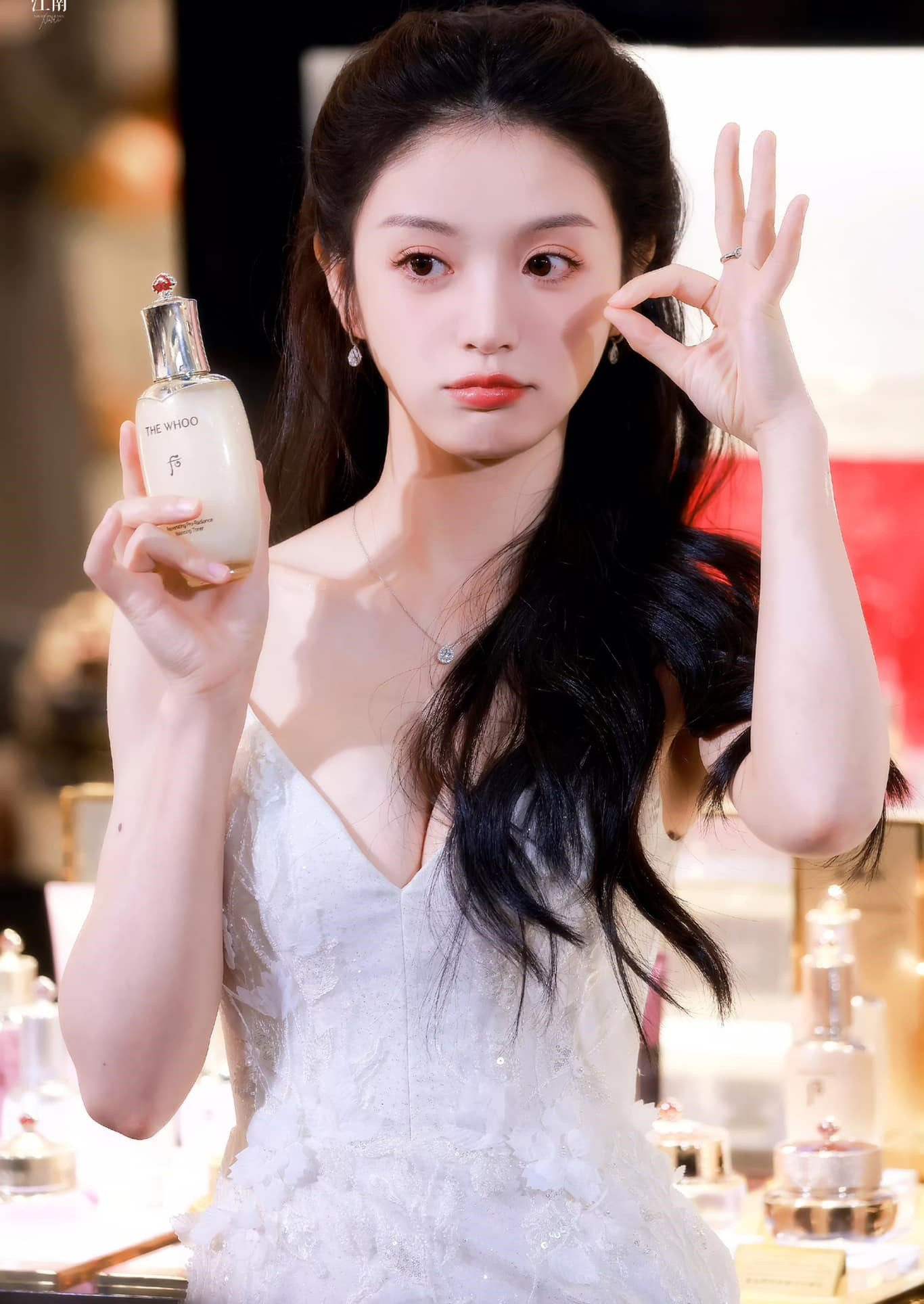 Bên cạnh đó, theo Sohu, Điền Hi Vi khi mặc gợi cảm có phong thái tự tin. Trước đó, Địch Lệ Nhiệt Ba bị MC Kim Tinh chê giả tạo khi mặc trang phục hở ngực nhưng thường che ngực. Theo Kim Tinh, nếu đã lựa chọn trang phục táo bạo thì không nên có hành động che chắn giống bị ép.