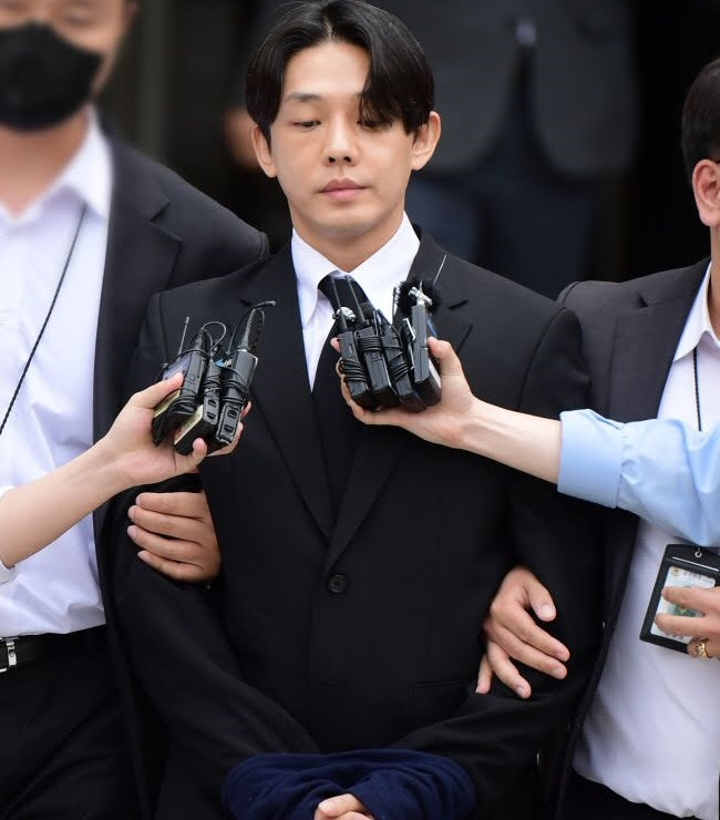 Yoo Ah In dụ dỗ người khác sử dụng ma túy nhằm biến họ thành đồng phạm. Yoo Ah In dụ dỗ người khác sử dụng ma túy nhằm biến họ thành đồng phạm.