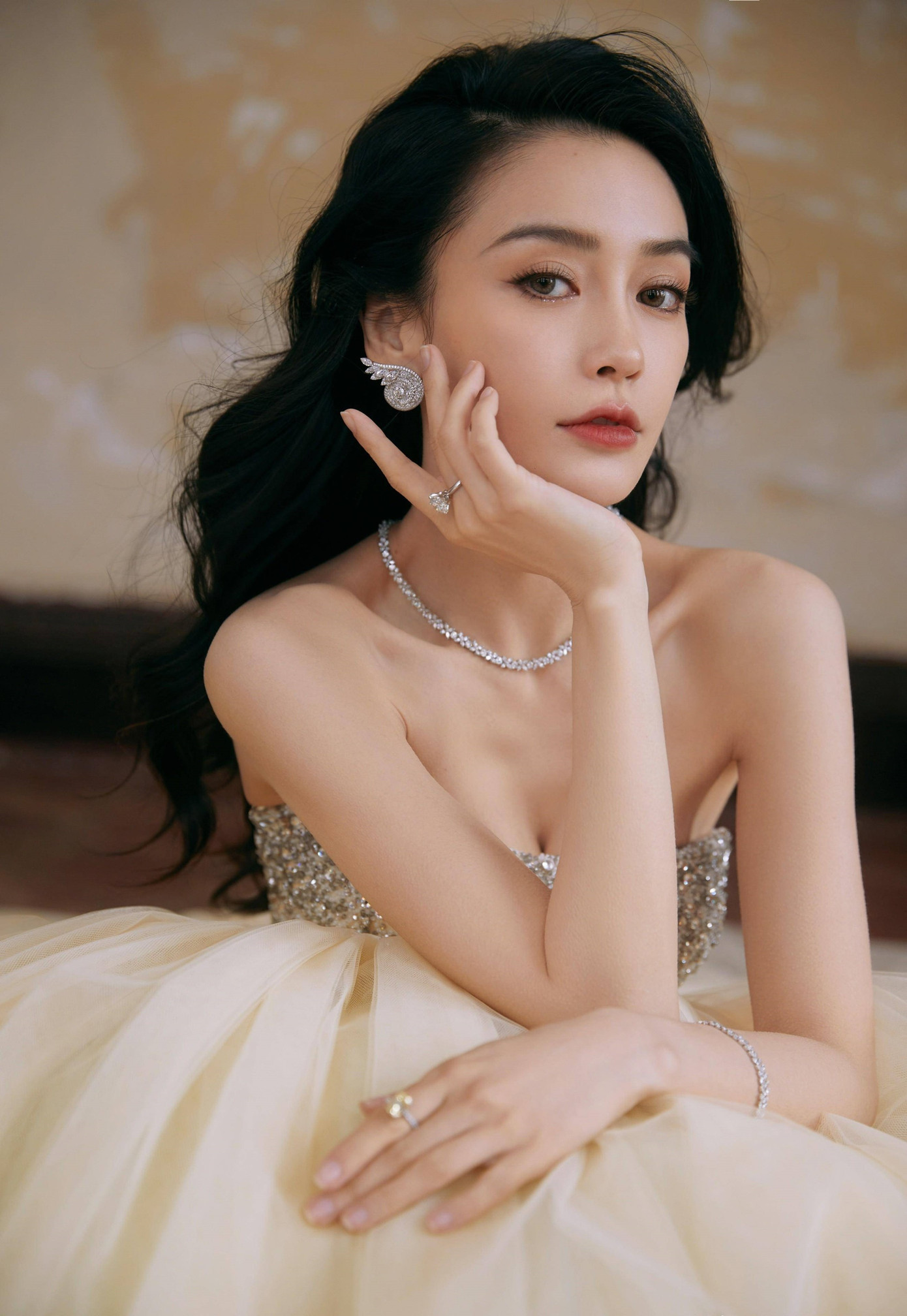Angelababy sống xa hoa và giao thiệp với tầng lớp thượng lưu của Thượng Hải, Hong Kong (Trung Quốc). Angelababy sống xa hoa và giao thiệp với tầng lớp thượng lưu của Thượng Hải, Hong Kong (Trung Quốc).