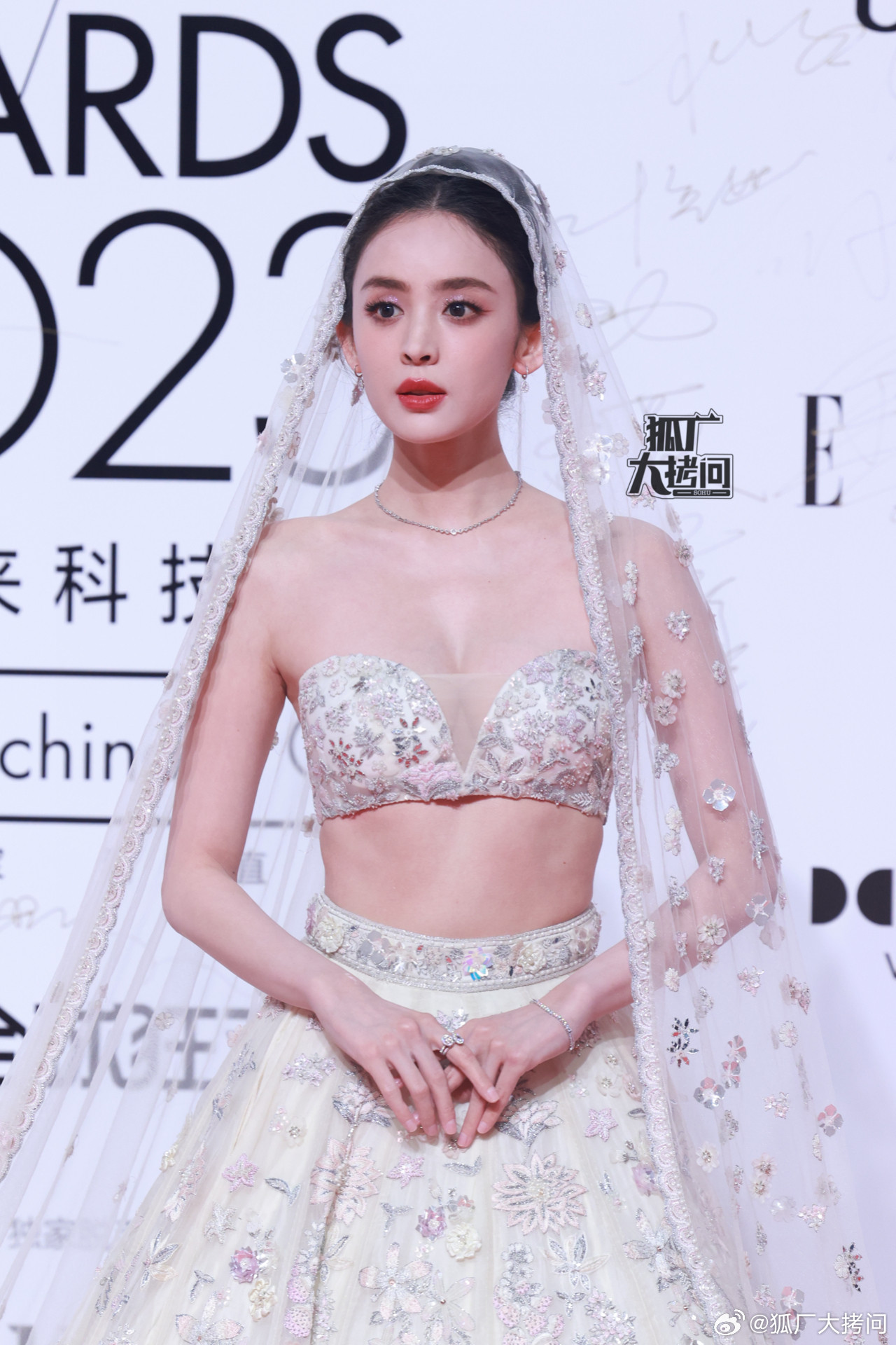 Được khen ngợi nhiều nhất là tạo hình của Cổ Lực Na Trát. Nữ diễn viên diện chiếc váy táo bạo nhưng vẫn sang trọng. Trạng thái của Na Trát được đánh giá tốt, đẹp mọi góc nhìn. Được khen ngợi nhiều nhất là tạo hình của Cổ Lực Na Trát. Nữ diễn viên diện chiếc váy táo bạo nhưng vẫn sang trọng. Trạng thái của Na Trát được đánh giá tốt, đẹp mọi góc nhìn.