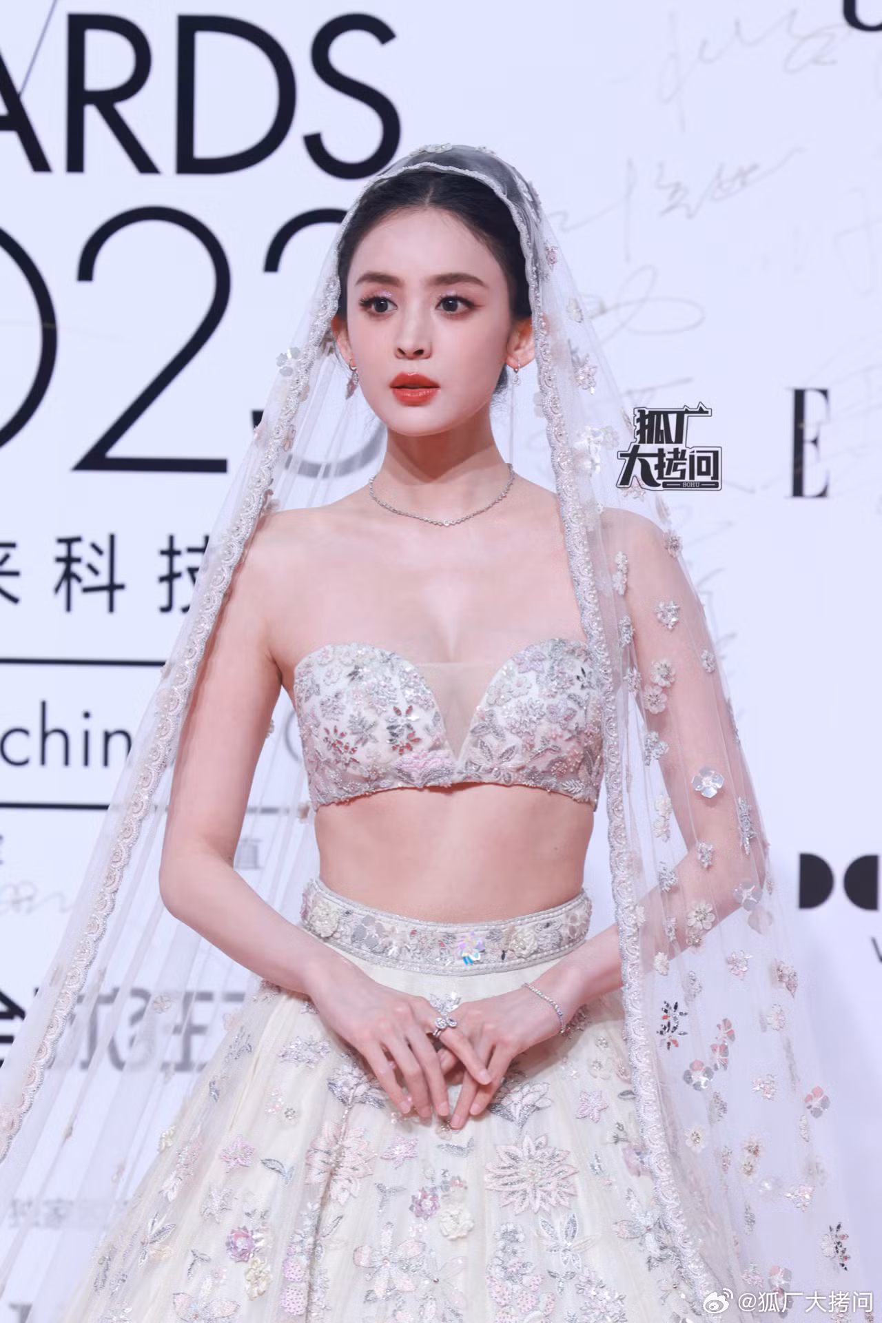 Được khen ngợi nhiều nhất là tạo hình của Cổ Lực Na Trát. Nữ diễn viên diện chiếc váy táo bạo nhưng vẫn sang trọng. Trạng thái của Na Trát được đánh giá tốt, đẹp mọi góc nhìn.