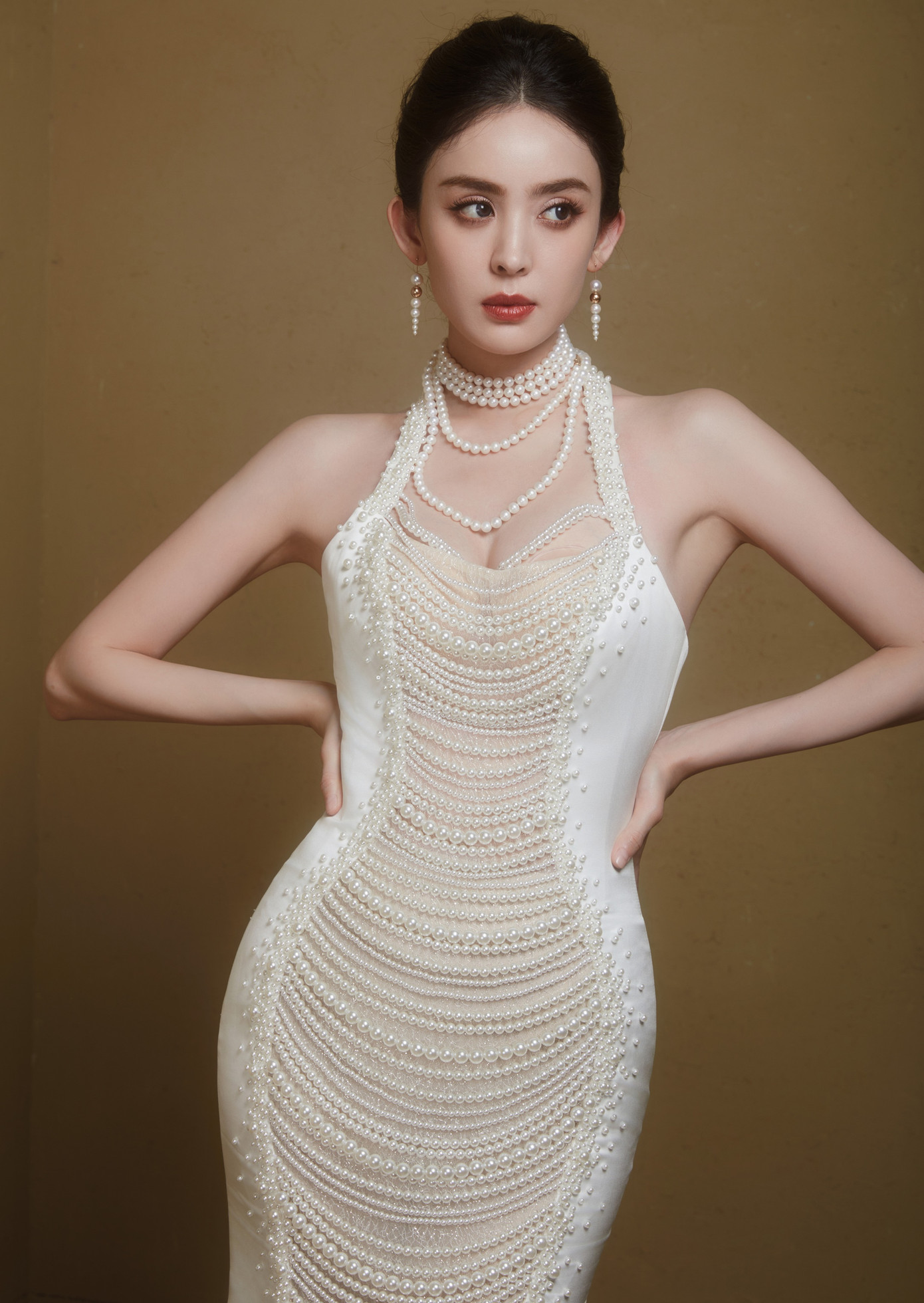 Bên cạnh đó, bộ trang phục thứ 2 của Cổ Lực Na Trát cũng nhận được lời khen ngợi với phong cách sang trọng, quý phái. Theo Sina, Cổ Lực Na Trát có lợi thế ngoại hình, Cổ Lực Na Trát nổi tiếng từ khi còn niên thiếu. Năm 15 tuổi, người đẹp giành giải &quot;Hoa khôi của tộc Duy Ngô Nhĩ&quot;. Khi thi vào Học viện Điện ảnh Bắc Kinh, Na Trát cũng được đánh giá là &quot;thí sinh đẹp nhất&quot;. Cô có khí chất ngôi sao ngay từ khi còn nhỏ. Hiện tại, trong giới giải trí muôn hồng nghìn tía, Cổ Lực Na Trát cũng nằm trong top các mỹ nhân đẹp nhất.