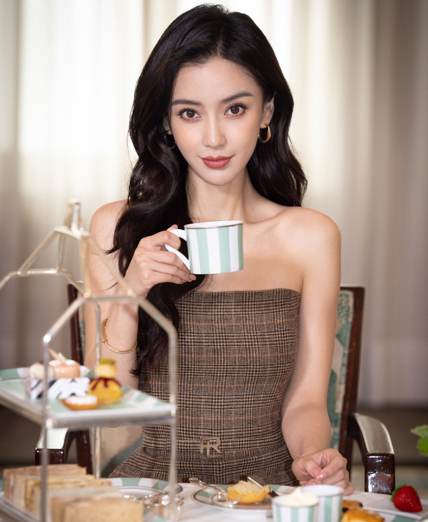 Angelababy từng là con cưng của giới thời trang và các thương hiệu xa xỉ phẩm. Mỗi năm, chỉ riêng tiền quảng cáo cô đã thu về hơn 10 triệu USD. Do đó, việc bị cấm sóng khiến thu nhập của Angelababy bị ảnh hưởng nghiêm trọng. Angelababy từng là con cưng của giới thời trang và các thương hiệu xa xỉ phẩm. Mỗi năm, chỉ riêng tiền quảng cáo cô đã thu về hơn 10 triệu USD. Do đó, việc bị cấm sóng khiến thu nhập của Angelababy bị ảnh hưởng nghiêm trọng.