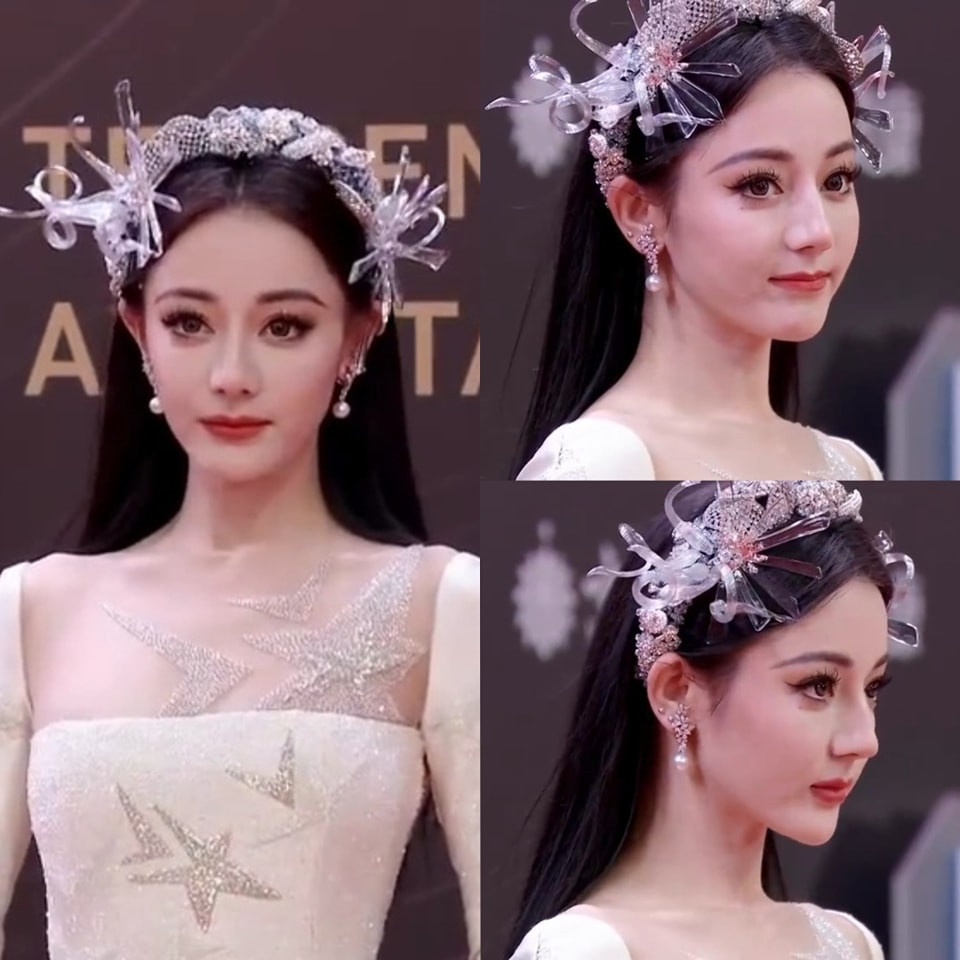 QQ nhận xét Địch Lệ Nhiệt Ba xuất hiện muộn với bộ váy màu trắng đến từ thương hiệu Haute Couture Julien Fournié 2023. Bộ lễ phục được đánh giá là an toàn, thiếu điểm nhấn. Khán giả dồn sự chú ý vào lớp trang điểm dày, phần mi giả thiếu tự nhiên của cô. Thậm chí, nhân viên trang điểm của Địch Lệ Nhiệt Ba còn bị nhắc tên vì đã khiến nữ diễn viên trở nên già hơn tuổi thực. Sohu đánh giá kể từ khi chia tay stylist cũ Tam Mao, phong cách thảm đỏ của Địch Lệ Nhiệt Ba trở nên bất ổn. Cô không còn những bộ cánh gây chấn động như trong các sự kiện. Ngoài ra, Địch Lệ Nhiệt Ba còn bị chê làm màu, cố tình lạc đường trên thảm đỏ, trong khi có MC hướng dẫn ngay phía trước.