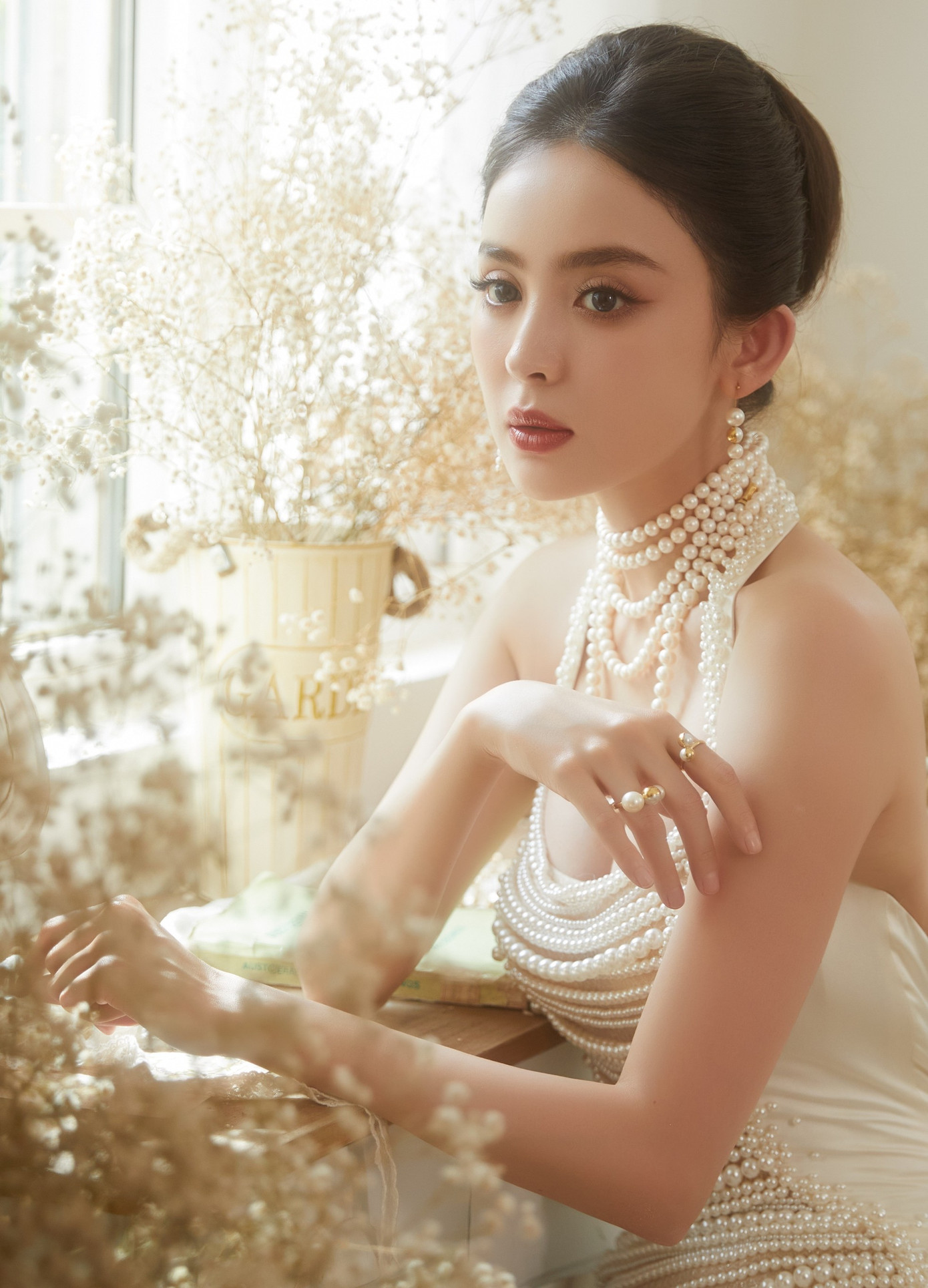 Chính vì những tranh luận này, tạo hình thảm đỏ Thịnh điển Vogue của Địch Lệ Nhiệt Ba bị đánh giá kém nổi bật hơn so với Cổ Lực Na Trát. Tuy nhiên, đây không phải lần đầu Địch Lệ Nhiệt Ba lựa chọn trang phục không phù hợp, trước đó, hồi tháng 11, hai minh tinh cùng tham gia sự kiện Thịnh điển Elle, Cổ Lực Na Trát cũng thu hút nhờ đầu tư vào tạo hình chỉn chu, phù hợp hơn.