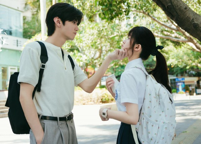 Phim của Triệu Lộ Tư, Dương Dương, Vương Sở Nhiên bị đánh giá là có nhiều tình tiết, câu thoại "mất não", chỉ chú trọng yêu đương. Phim của Triệu Lộ Tư, Dương Dương, Vương Sở Nhiên bị đánh giá là có nhiều tình tiết, câu thoại "mất não", chỉ chú trọng yêu đương.