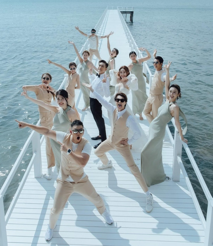 Dàn nghệ sĩ TVB vui vẻ khuấy đảo hôn lễ của Mã Quốc Minh và Thang Lạc Văn. Mã Quốc Minh và Thang Lạc Văn công khai mối quan hệ từ tháng 6/2020. Trước đó, tài tử bị bạn gái cũ là á hậu Hong Kong Huỳnh Tâm Dĩnh phản bội. Mã Quốc Minh từng có ý định kết hôn với Huỳnh Tâm Dĩnh, do đó đây là cú sốc tình cảm lớn với anh. Đặc biệt, Mã Quốc Minh tự nhận mình là người nhàm chán, hướng nội. Do đó, anh thấy may mắn vì gặp được người luôn vui vẻ, lạc quan như Thang Lạc Văn. Nhờ có Thang Lạc Văn, Mã Quốc Minh trở nên năng động, nhanh chóng vượt qua giai đoạn khó khăn. Dàn nghệ sĩ TVB vui vẻ khuấy đảo hôn lễ của Mã Quốc Minh và Thang Lạc Văn. Mã Quốc Minh và Thang Lạc Văn công khai mối quan hệ từ tháng 6/2020. Trước đó, tài tử bị bạn gái cũ là á hậu Hong Kong Huỳnh Tâm Dĩnh phản bội. Mã Quốc Minh từng có ý định kết hôn với Huỳnh Tâm Dĩnh, do đó đây là cú sốc tình cảm lớn với anh. Đặc biệt, Mã Quốc Minh tự nhận mình là người nhàm chán, hướng nội. Do đó, anh thấy may mắn vì gặp được người luôn vui vẻ, lạc quan như Thang Lạc Văn. Nhờ có Thang Lạc Văn, Mã Quốc Minh trở nên năng động, nhanh chóng vượt qua giai đoạn khó khăn.