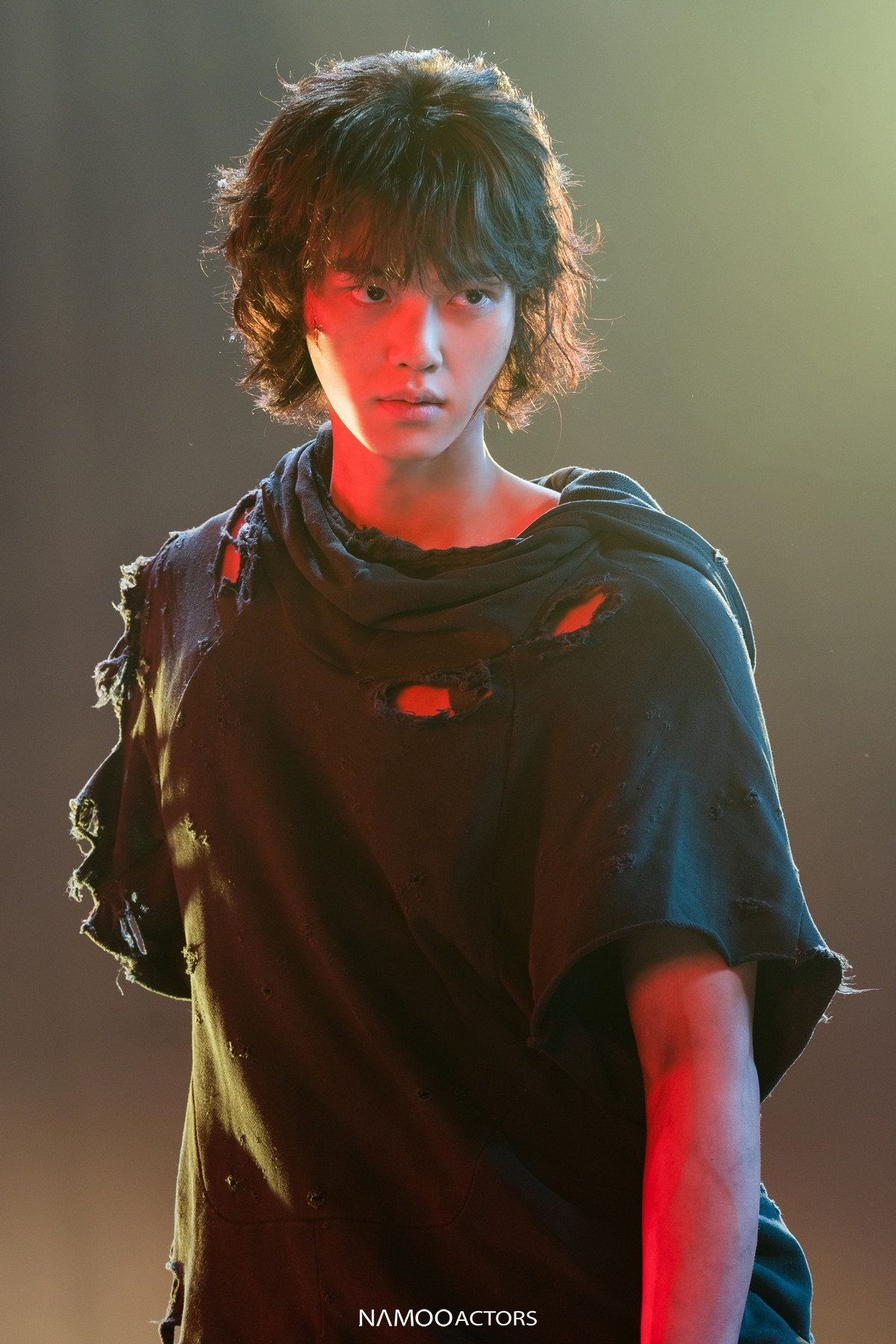 Mặt khác, Song Kang còn có tác phẩm Sweet Home 2 (Thế giới ma quái 2) vừa lên sóng. Nam diễn viên sẵn lòng quay cảnh khỏa thân để làm rõ hơn về hoàn cảnh, sự thay đổi của nhân vật. &quot;Tôi thực sự đã nỗ lực nhiều. Lòng bàn tay của tôi giờ ướt đẫm mồ hôi. Phần lưng của tôi lộ ra nên tôi đã phải tập luyện rất nhiều để đảm bảo rằng mình có cơ bắp. Đó là cảnh được quay sau nhiều lần cân nhắc kỹ càng với đạo diễn&quot; – nam diễn viên sinh năm 1994 cho biết.