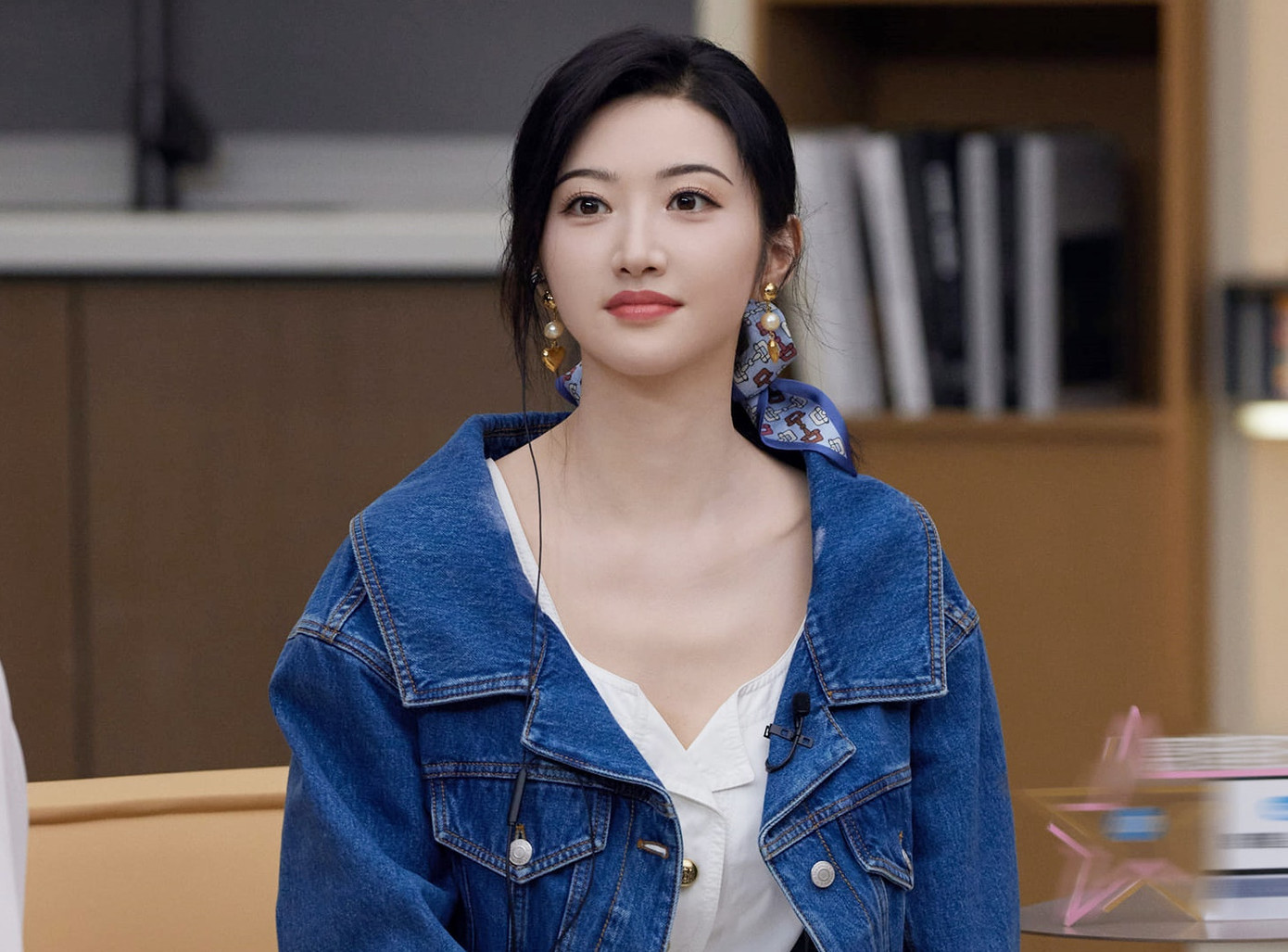 Cảnh Điềm bị đánh giá là giả tạo khi khóc trên sóng truyền hình. Cảnh Điềm bị đánh giá là giả tạo khi khóc trên sóng truyền hình.