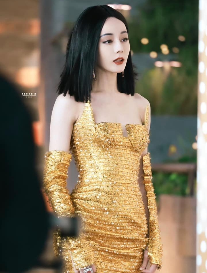 QQ cho biết thêm việc Cổ Lực Na Trát thời gian gần đây có biểu hiện trên thảm đỏ tốt hơn Địch Lệ Nhiệt Ba một phần do cô hợp tác với stylist Tam Mao. Tam Mao từng làm việc cùng Địch Lệ Nhiệt Ba và là người đã có công chuẩn bị cho cô những trang phục nổi bật, nhiều lần lấn át các đồng nghiệp như tham gia sự kiện. Do đó, sau khi kết thúc hợp tác, những màn xuất hiện của Địch Lệ Nhiệt Ba trên thảm đỏ không còn thu hút, gây chấn động như xưa. Người đẹp Tam sinh tam thế dễ bị sa đà vào những bộ trang phục lộng lẫy quá mức, nhưng đem lại cảm giác già dặn, nặng nề.