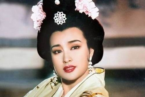 Lưu Hiểu Khánh bị đuổi khỏi giới giải trí vì thích đóng thiếu nữ ở tuổi U70.