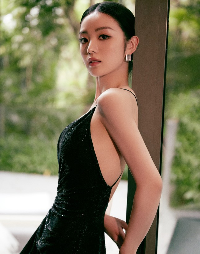 Với lợi thế về ngoại hình, cùng khả năng diễn xuất được đánh giá cao hơn hầu hết diễn viên trẻ cùng lứa, Điền Hi Vi được nhận xét là nhân tố tiềm năng, có thể vụt sáng, trở thành tiểu hoa đán dẫn đầu lứa nghệ sĩ sinh sau năm 1995, là đối thủ đáng gờm của Triệu Lộ Tư, Ngu Thư Hân, "Tiểu Lưu Diệc Phi" Vương Sở Nhiên, Châu Dã hay "học trò của Châu Tấn" - Trương Tịnh Nghi.