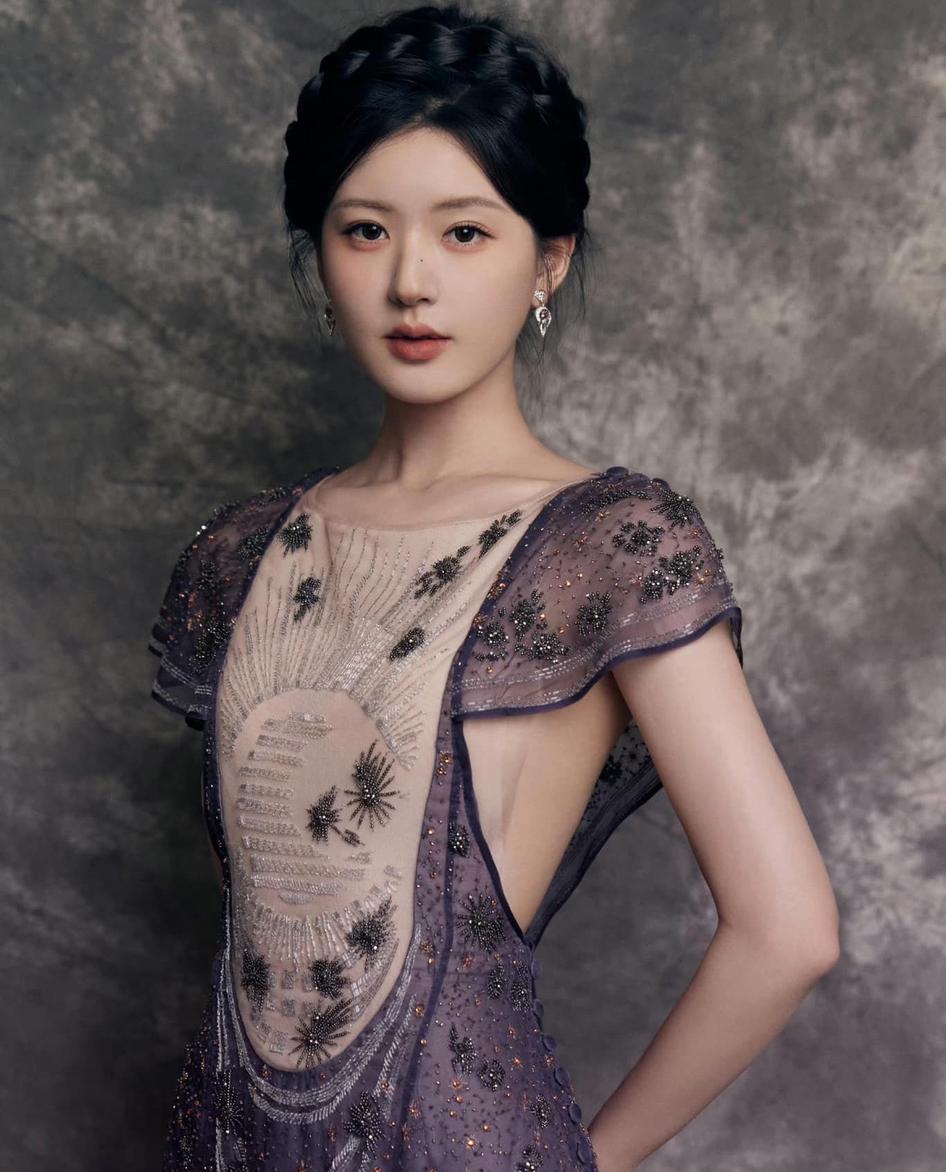 Triệu Lộ Tư nhiều lần gây tranh cãi vì cách hành xử ngạo mạn như bà hoàng với nhân viên. Triệu Lộ Tư nhiều lần gây tranh cãi vì cách hành xử ngạo mạn như bà hoàng với nhân viên.