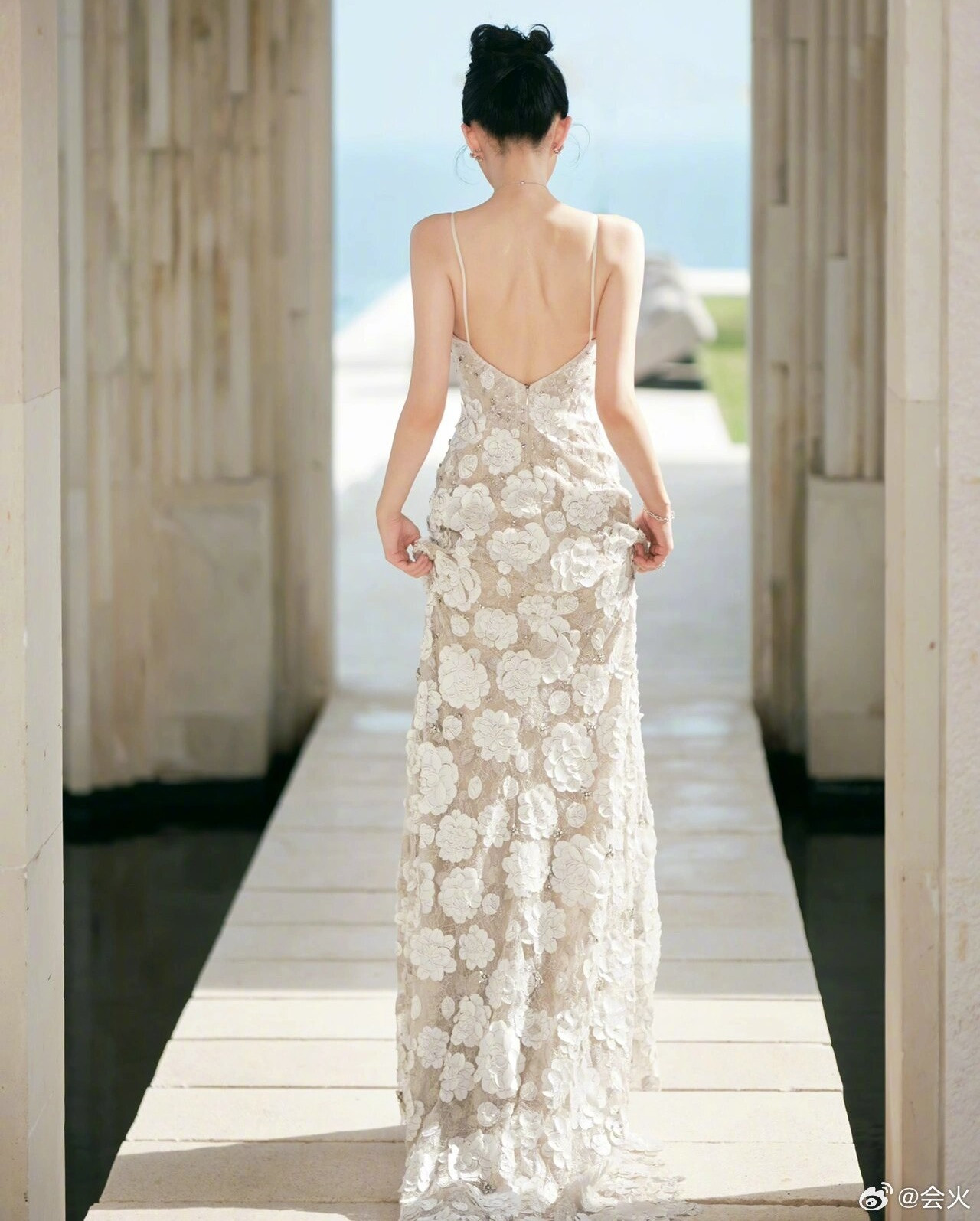 Dù cuộc sống tân hôn gặp nhiều sóng gió, tình cảm của Phan Vỹ Bá và vợ vẫn ngọt ngào, bền chặt. Dù cuộc sống tân hôn gặp nhiều sóng gió, tình cảm của Phan Vỹ Bá và vợ vẫn ngọt ngào, bền chặt.