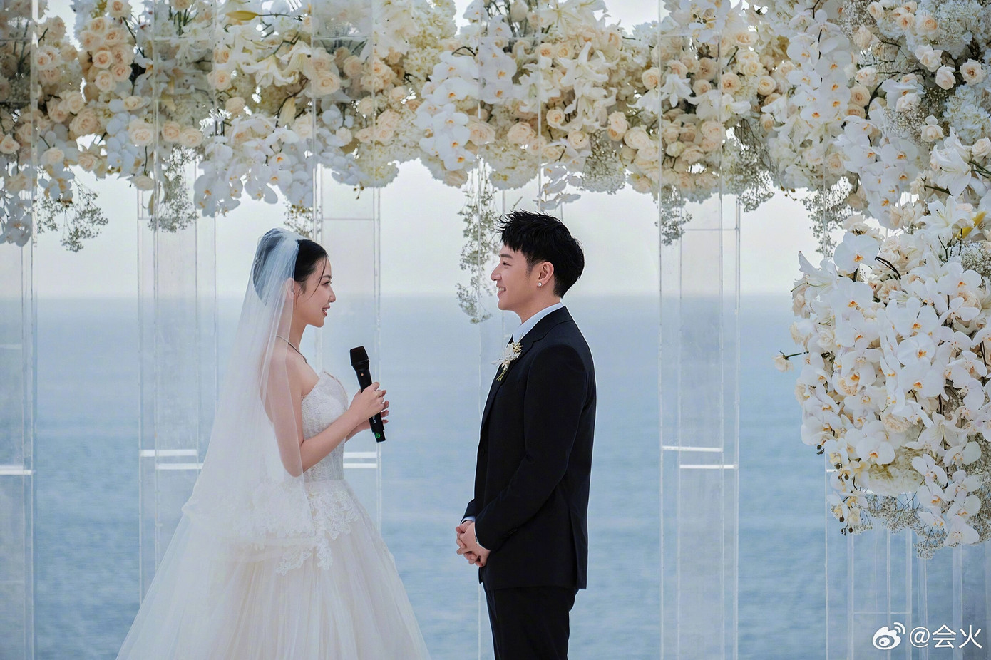 Phan Vỹ Bá và Luna Tuyên Vân hạnh phúc trong ngày cưới, sau 3 năm chính thức trở thành vợ chồng. Phan Vỹ Bá và Luna Tuyên Vân hạnh phúc trong ngày cưới, sau 3 năm chính thức trở thành vợ chồng.