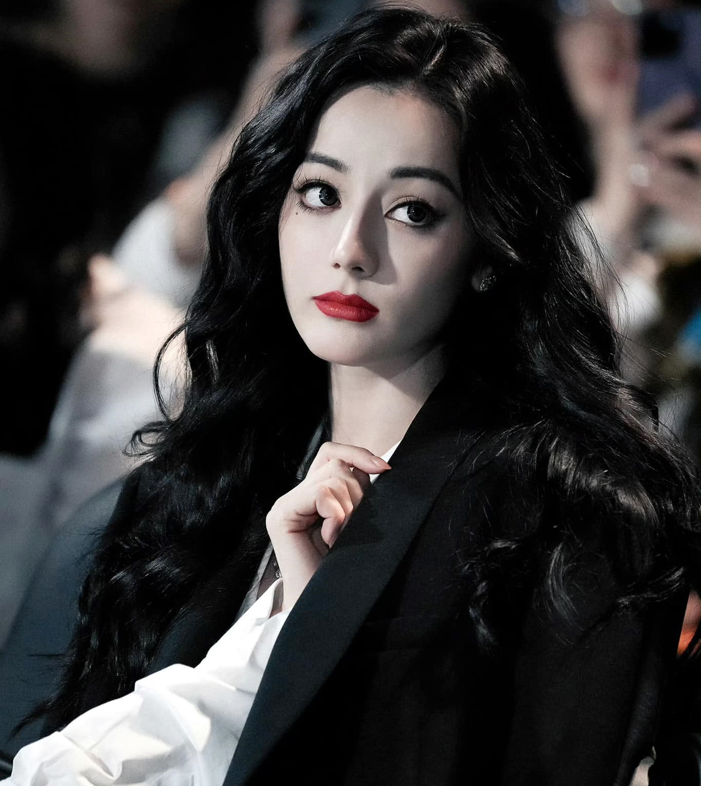 Theo QQ, Địch Lệ Nhiệt Ba vốn là mỹ nhân Tân Cương nổi danh. Cô được đánh giá là có khả năng &quot;cân&quot; nhiều trang phục với phong cách khác nhau và tiếp nối danh hiệu &quot;Nữ hoàng thảm đỏ&quot; của Phạm Băng Băng. Trong khi đó, Dương Tử thường bị xếp vào nhóm &quot;phổ nữ&quot; (các diễn viên có nhan sắc bình thường, thậm chí là kém đẹp) trong Cbiz. Do đó, thời trang thảm đỏ thường là điểm yếu của Dương Tử. Tuy nhiên, trong sự kiện lần này, Địch Lệ Nhiệt Ba lại mắc lỗi trang điểm trong khi đó, Dương Tử lại được đánh giá có thần thái tốt hơn.