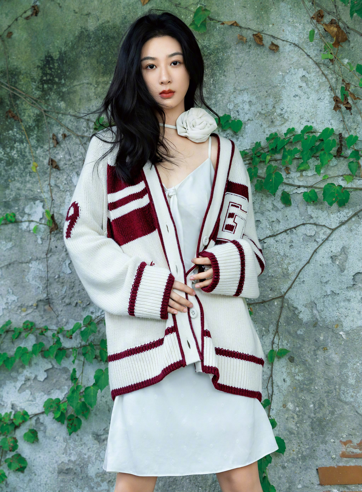 Tuy nhiên, ở thời điểm hiện tại, Dương Tử có sự "lột xác" ngoạn mục khi giảm cân, đồng thời tìm được phong cách phù hợp với mình. Nữ diễn viên không còn "cố chấp" chọn những chiếc váy khoe vai trần, màu sắc sặc sỡ, sến súa, phong cách công chúa mộng mơ như xưa. Cô được stylist tư vấn chọn kiểu trang phục đơn giản, màu sắc trung tính nhưng tôn da, tôn dáng. Bên cạnh đó, Dương Tử cũng tạo kiểu tóc mới, để lộ vầng trán thông minh thay vì để mái bằng, thay đổi này giúp gương mặt của cô trở nên nhẹ nhàng, thanh thoát hơn.