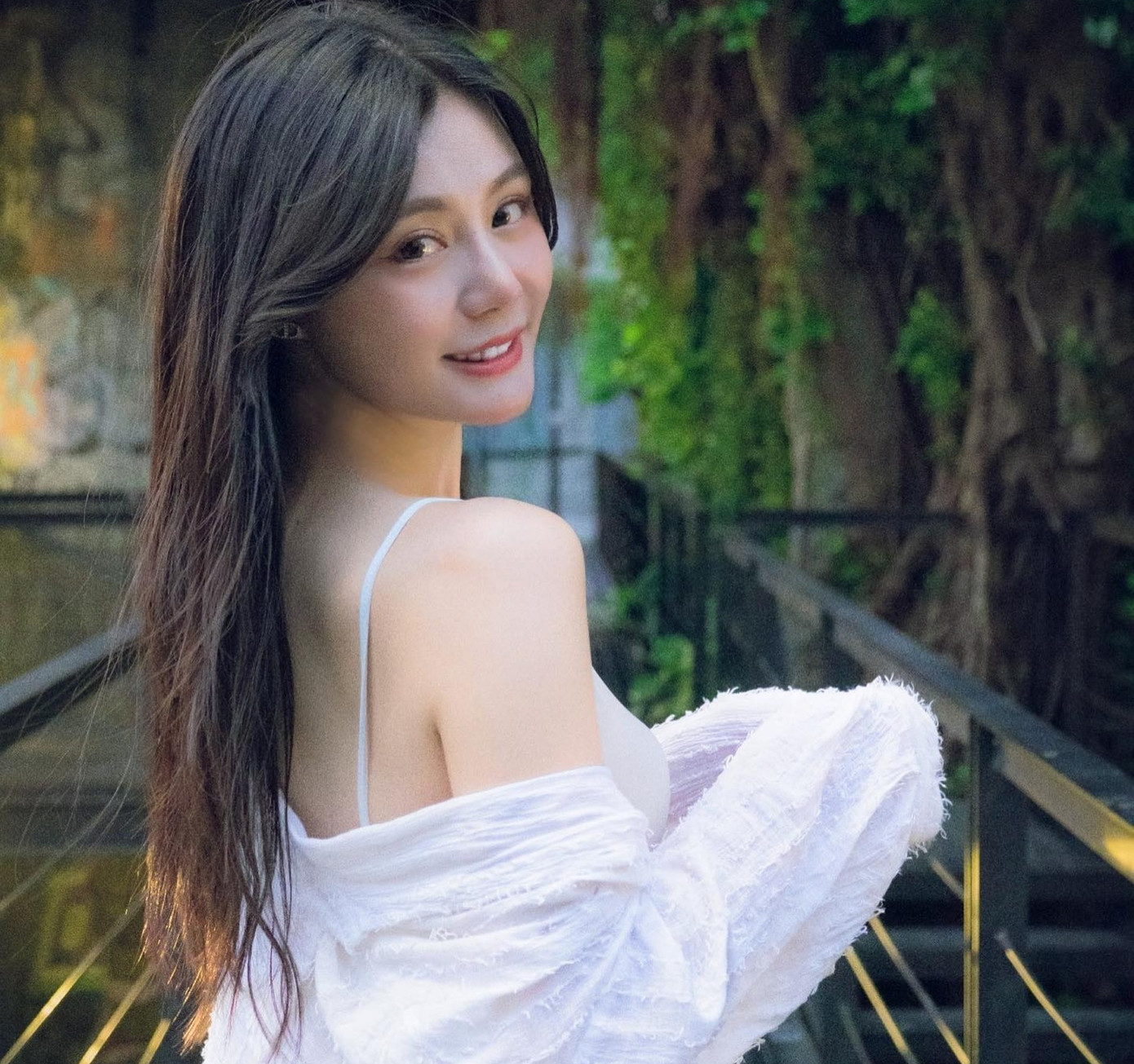 Tiểu Vi có ngoại hình nóng bỏng. Cô là người mẫu lâu năm trong nghề, có lượng người theo dõi đông đảo.