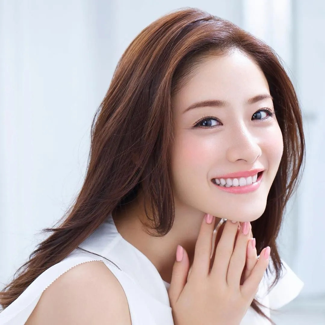 Không chỉ đẹp nổi bật, Ishihara Satomi còn sở hữu gia tài điện ảnh đồ sộ với các tác phẩm nổi tiếng khắp châu Á như Monster Z (2014), Attack on Titan (2015), Shin Godzill (2016)… Ở lĩnh vực truyền hình, cô cũng được yêu thích qua các phim Rich Man, Poor Woman (2012), Shitsuren Chocolatier (2014), Jimi ni Sugoi! Kōetsu Girl: Kouno Etsuko (2016), From Five To Nine (2015).