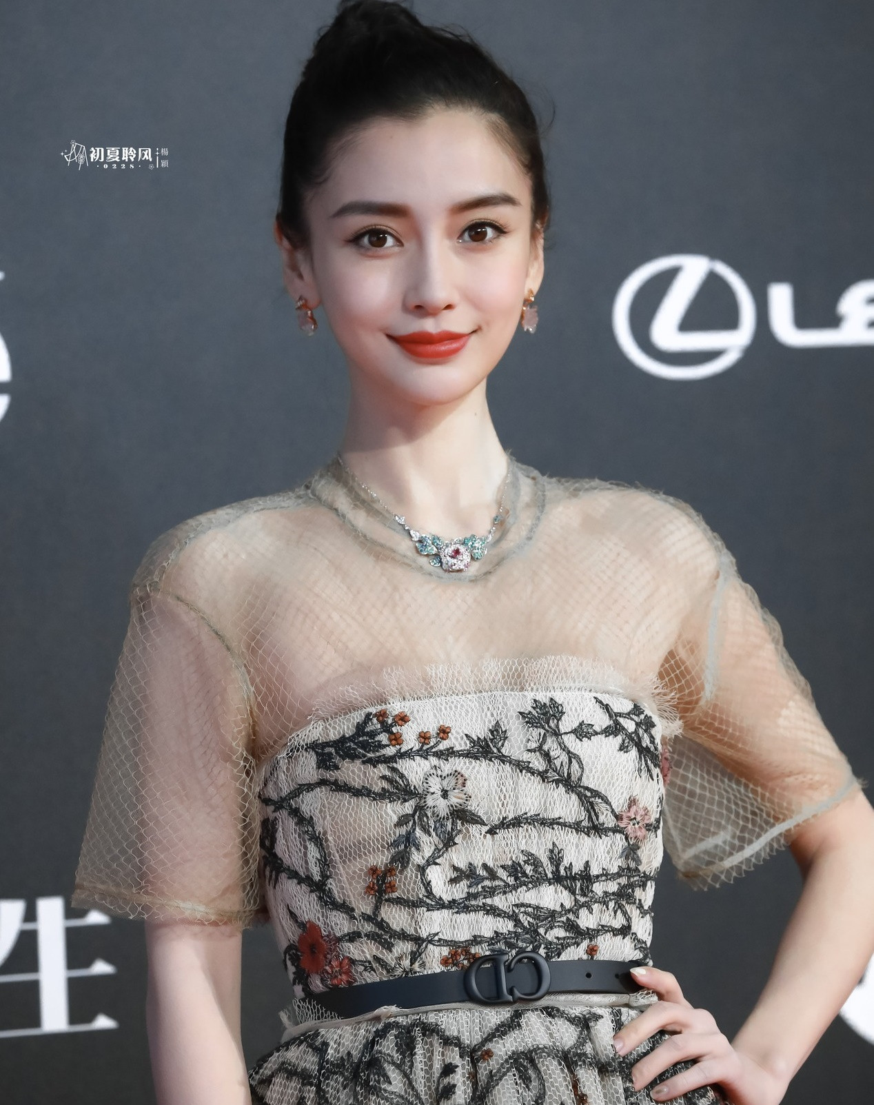 Angelababy và Trương Gia Nghê bị trừng phạt vì đi xem Lisa biểu diễn thoát y. Angelababy và Trương Gia Nghê bị trừng phạt vì đi xem Lisa biểu diễn thoát y.