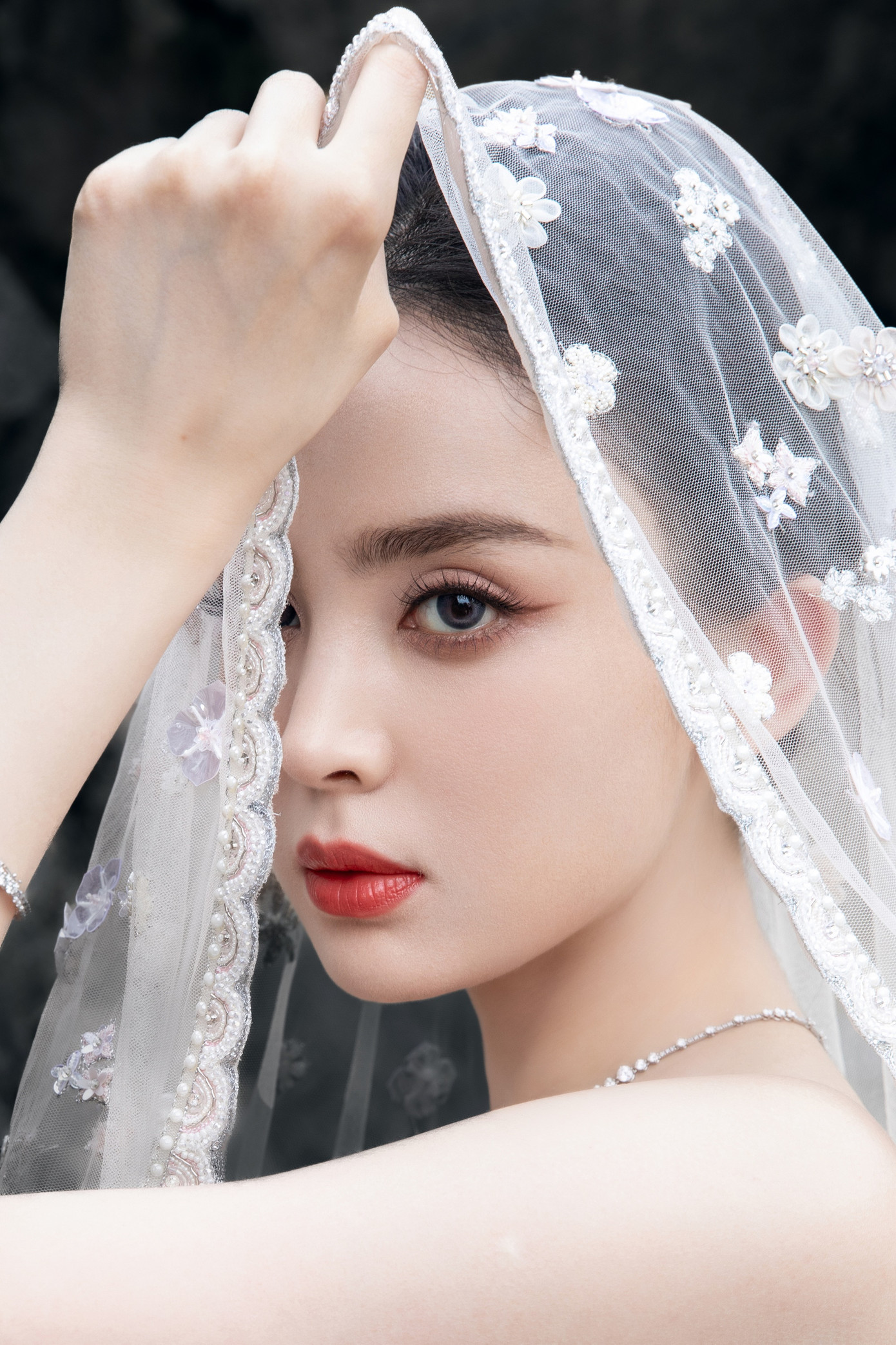 Mặt khác, đối thủ nặng ký nhất của Cổ Lực Na Trát là Địch Lệ Nhiệt Ba, lại tự làm khó mình trong một thiết kế không hợp phong cách, khiến Na Trát trở thành ngôi sao sáng nhất thảm đỏ Elle 2023.