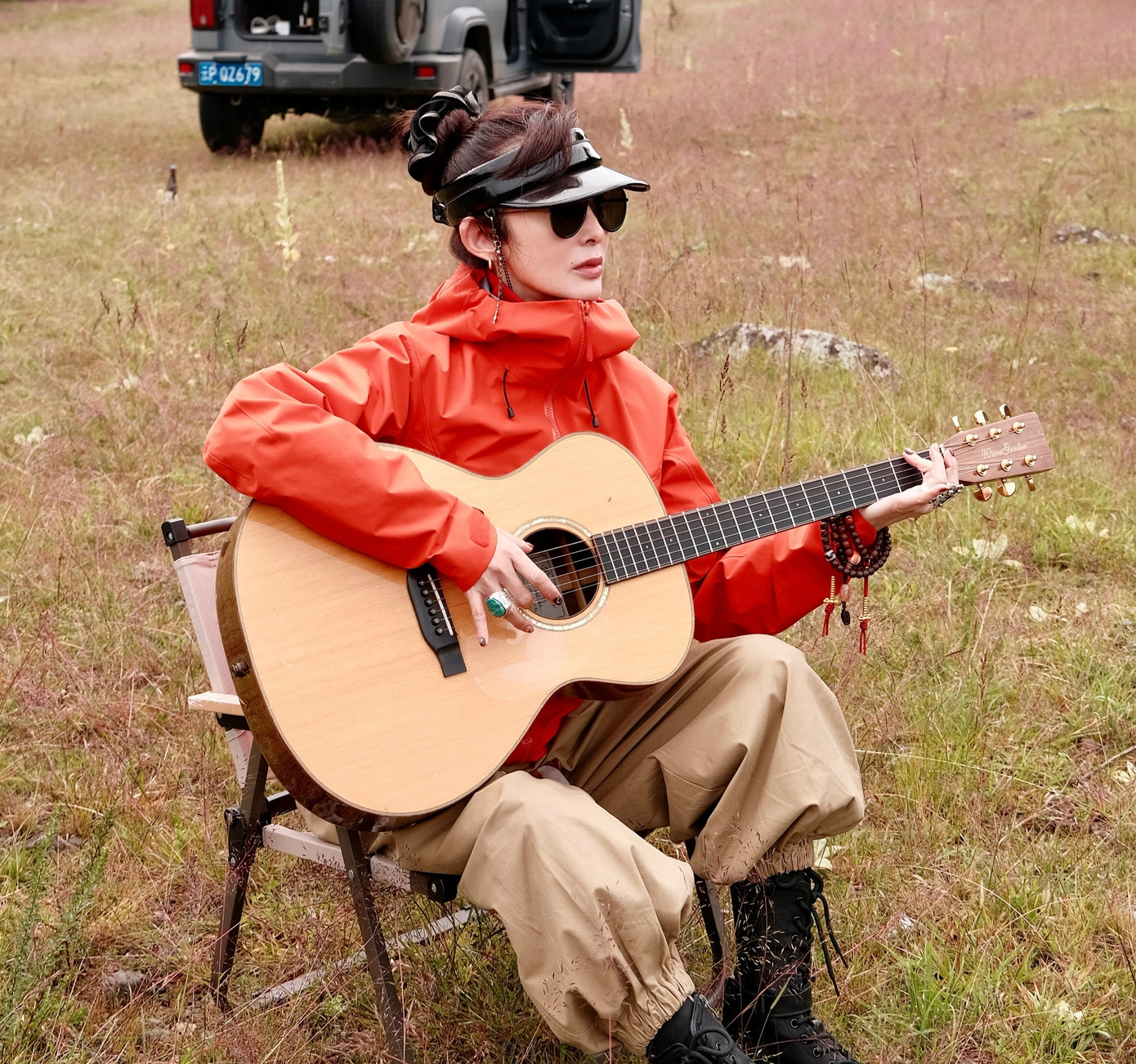 Nữ diễn viên tìm thú vui trong những chuyến du lịch, hành hành hương đến Tây Tạng, Ấn Độ. Bà còn thường xuyên đi làm từ thiện. Nữ diễn viên tìm thú vui trong những chuyến du lịch, hành hành hương đến Tây Tạng, Ấn Độ. Bà còn thường xuyên đi làm từ thiện.