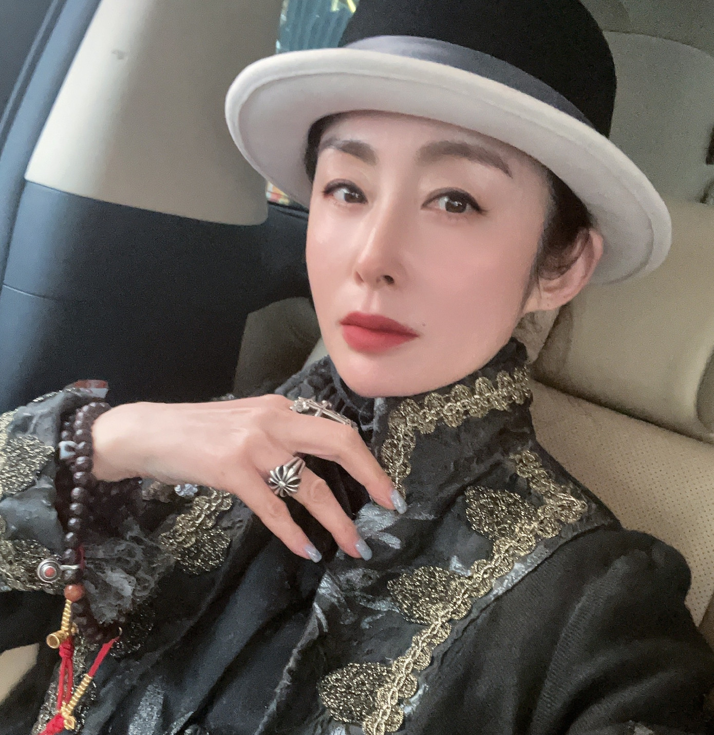 Nữ diễn viên tìm thú vui trong những chuyến du lịch, hành hành hương đến Tây Tạng, Ấn Độ. Bà còn thường xuyên đi làm từ thiện. Nữ diễn viên tìm thú vui trong những chuyến du lịch, hành hành hương đến Tây Tạng, Ấn Độ. Bà còn thường xuyên đi làm từ thiện.