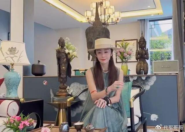 Trương Mẫn sống giàu sang ở tuổi 55. Trương Mẫn sống giàu sang ở tuổi 55.